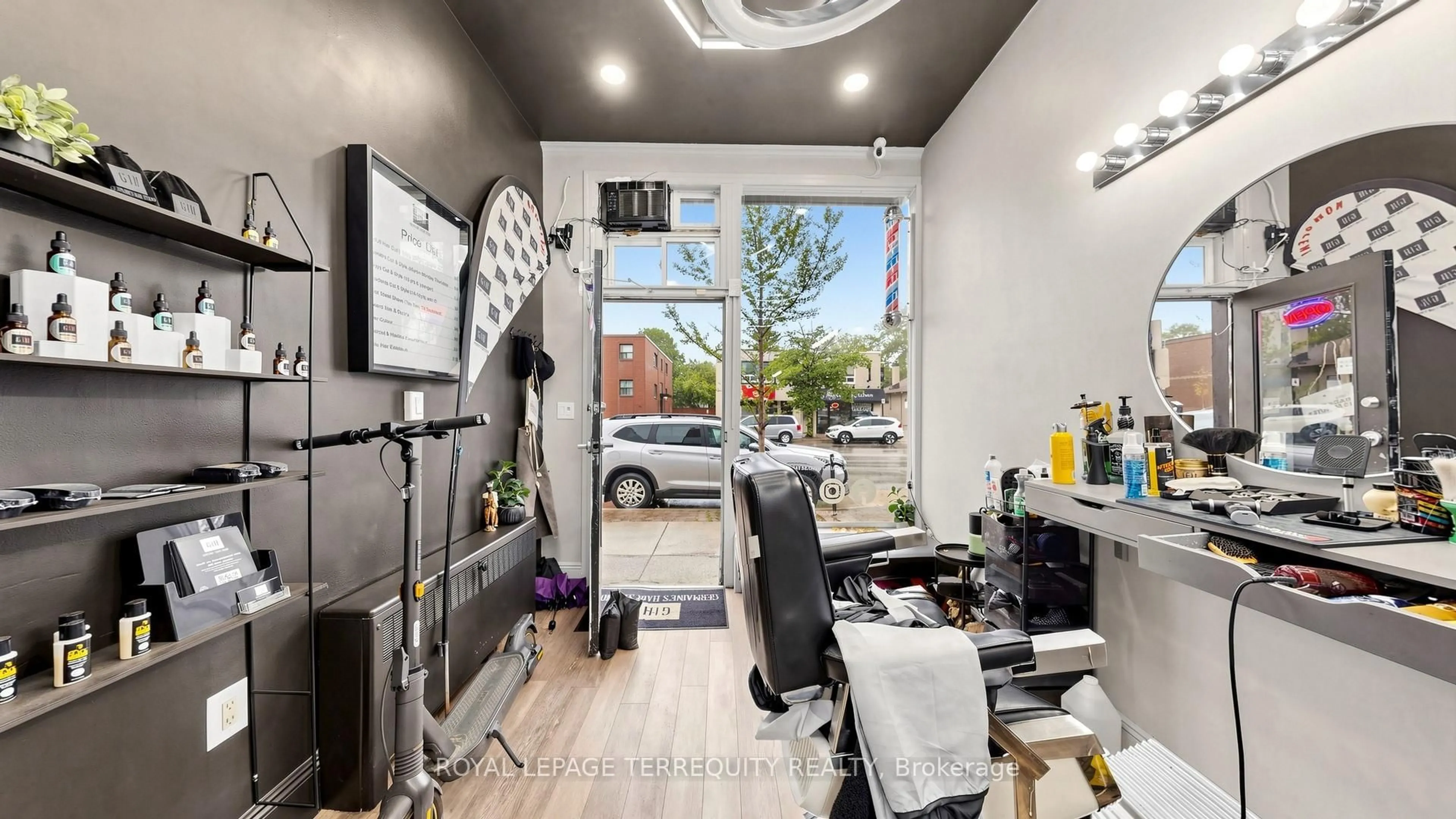 A pic of a room for 321 Lakeshore Rd, Mississauga Ontario L5G 1H3