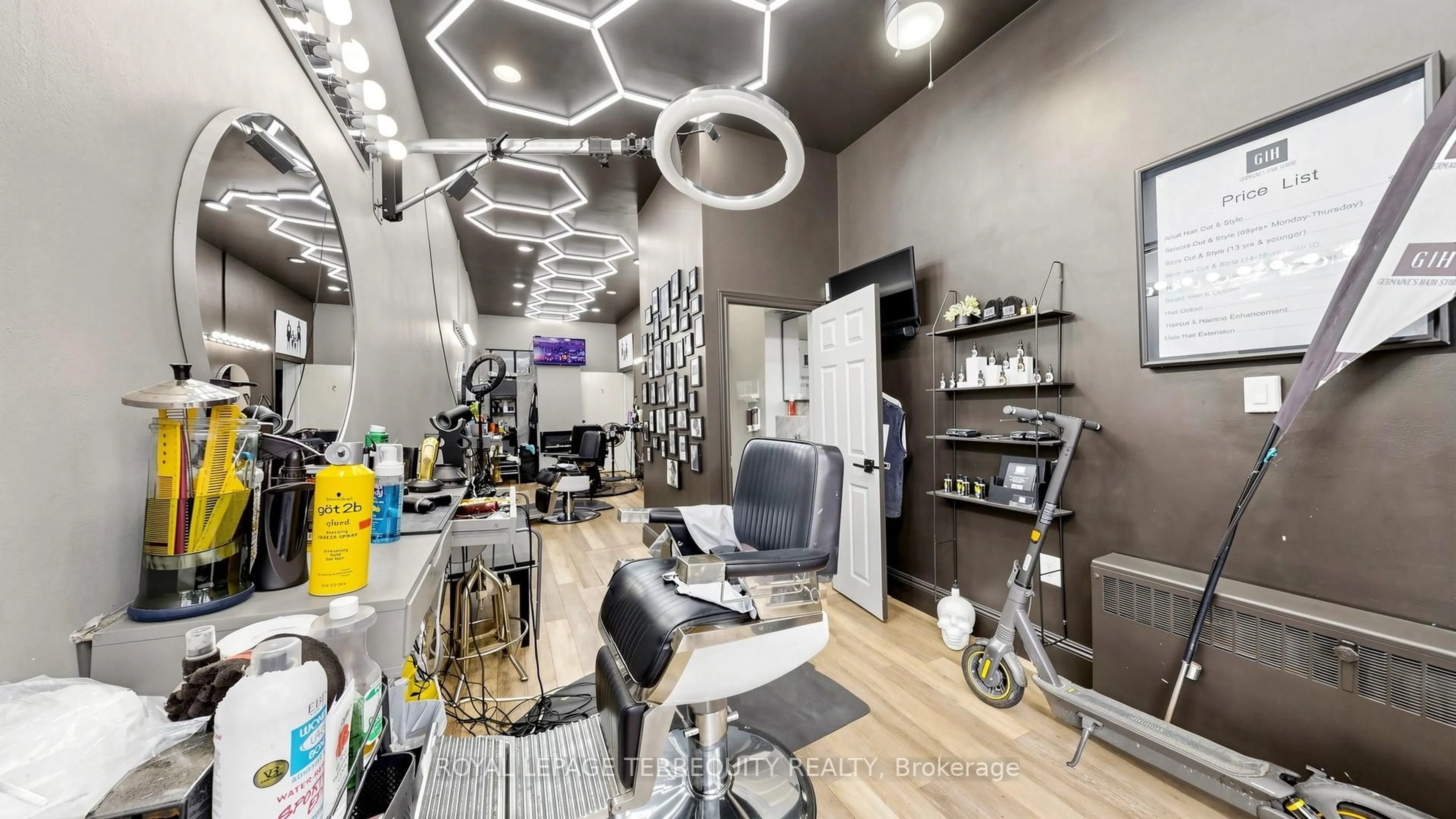 A pic of a room for 321 Lakeshore Rd, Mississauga Ontario L5G 1H3