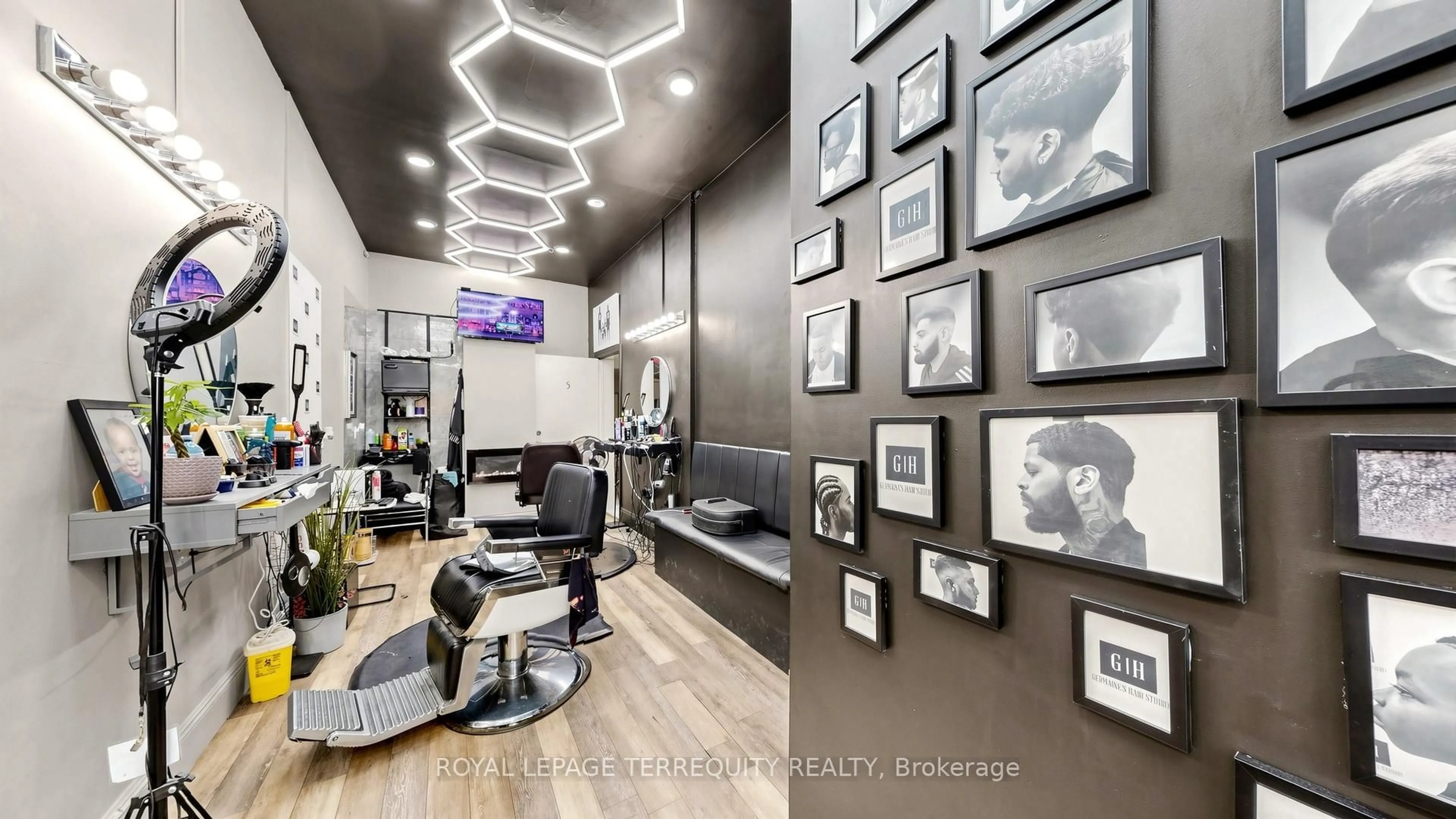 Unknown for 321 Lakeshore Rd, Mississauga Ontario L5G 1H3