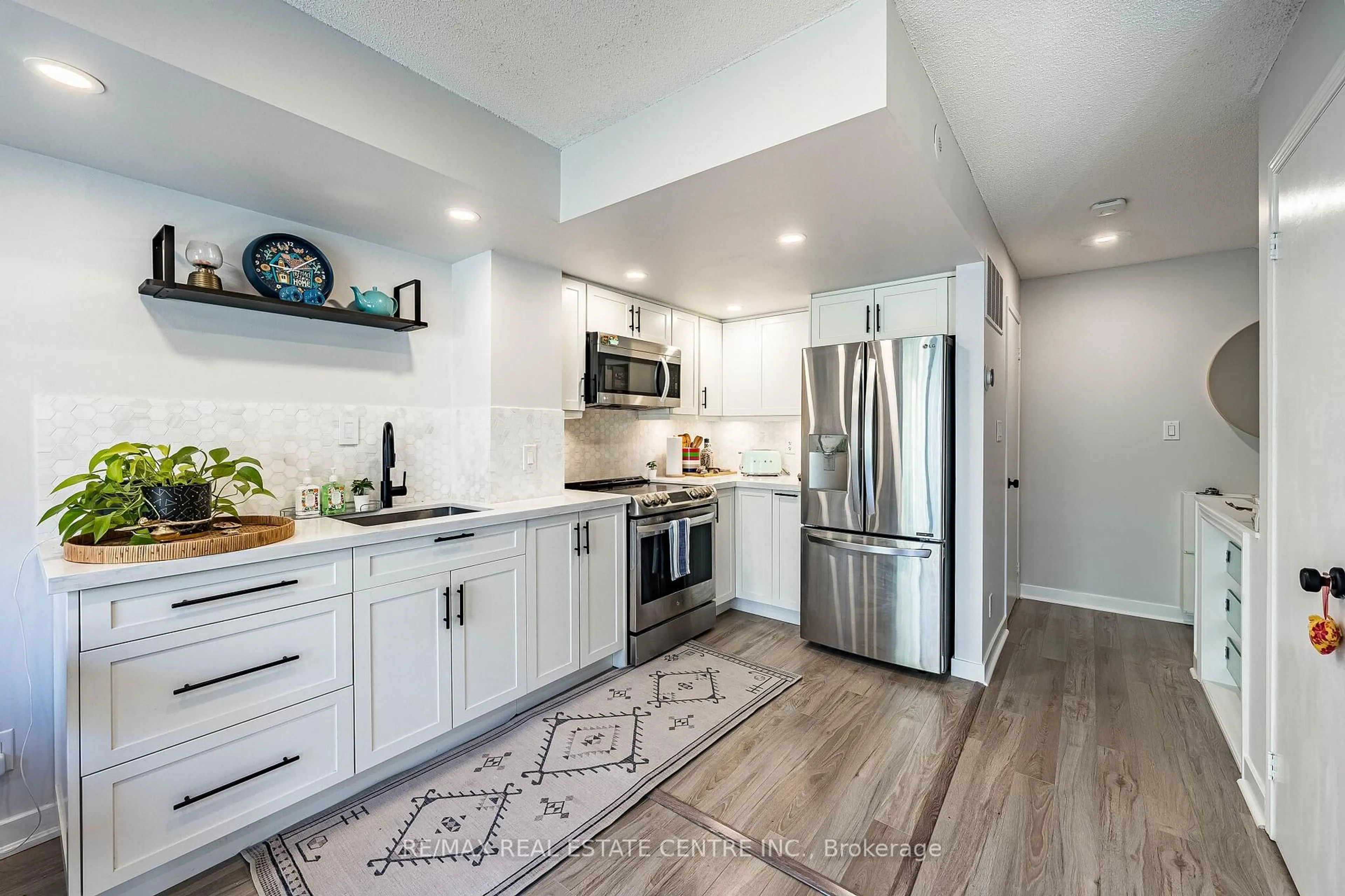 Open concept kitchen, ceramic/tile floor for 16 Laidlaw St #920, Toronto Ontario M6K 1X2