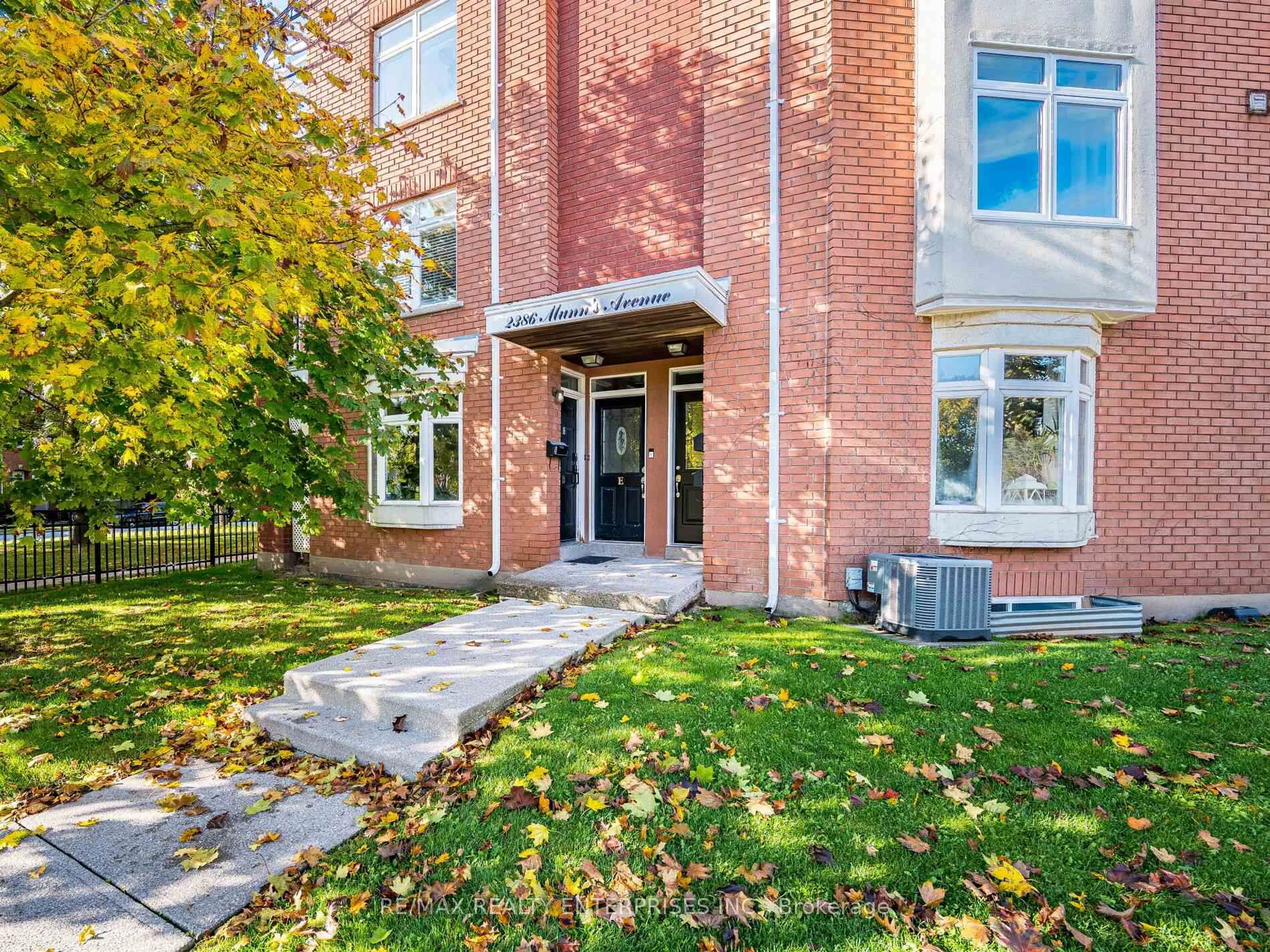 Home with brick exterior material, street for 2386 Munns Ave, Oakville Ontario L6H 6G9