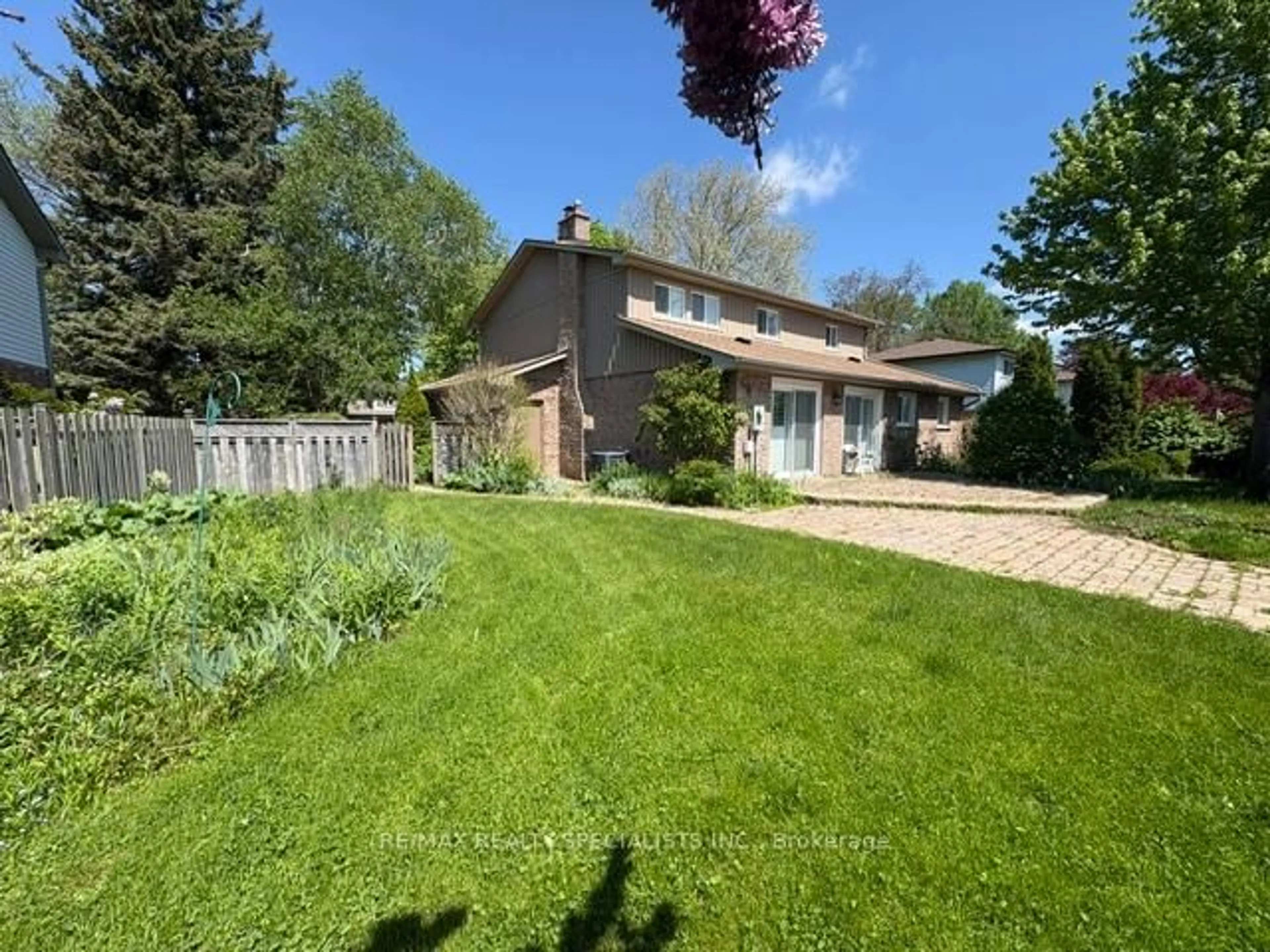 A pic from outside/outdoor area/front of a property/back of a property/a pic from drone, street for 432 Isabella Ave, Mississauga Ontario L5B 2G2