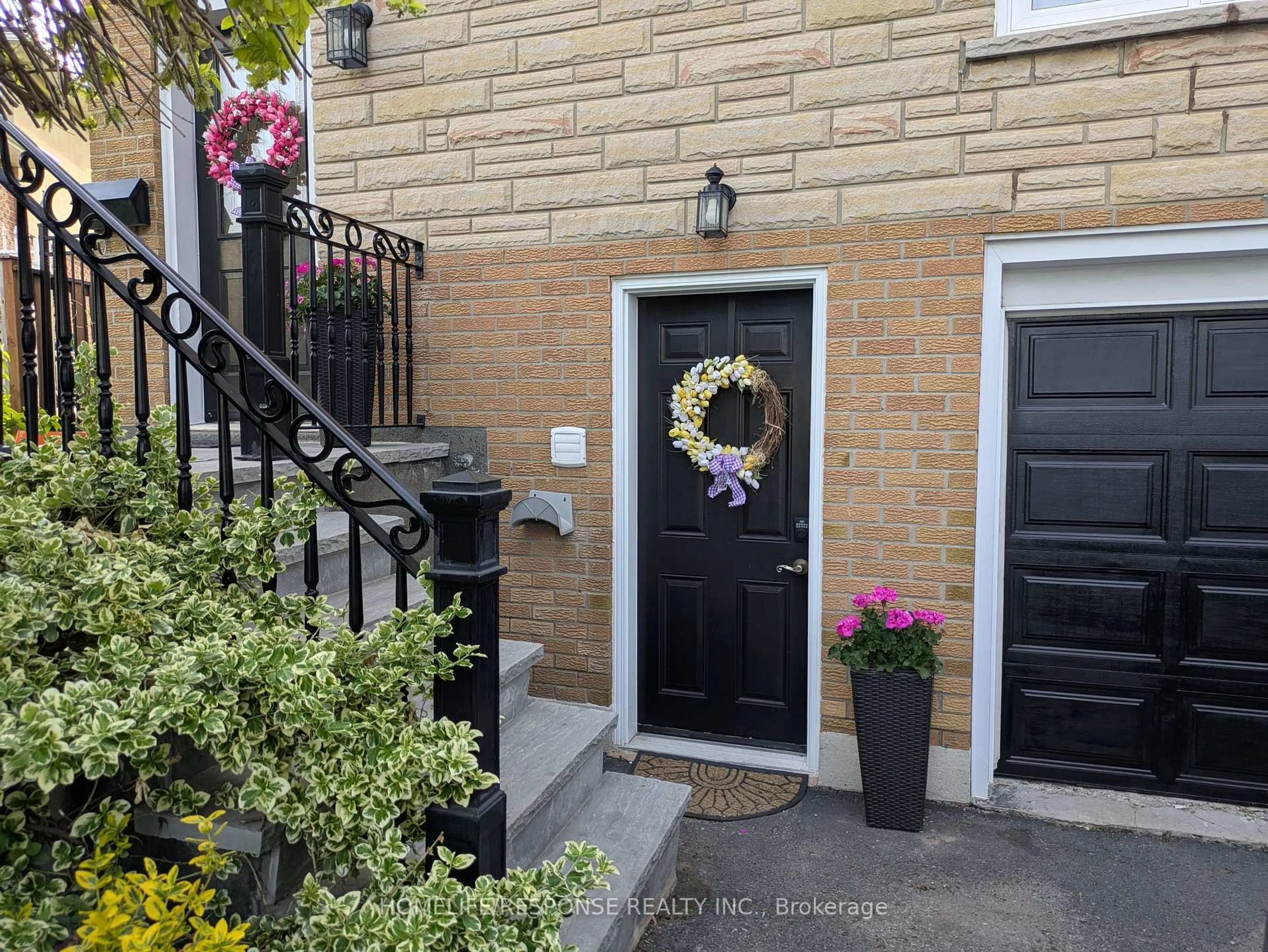 Indoor entryway for 3430 Homark Dr, Mississauga Ontario L4Y 2K7