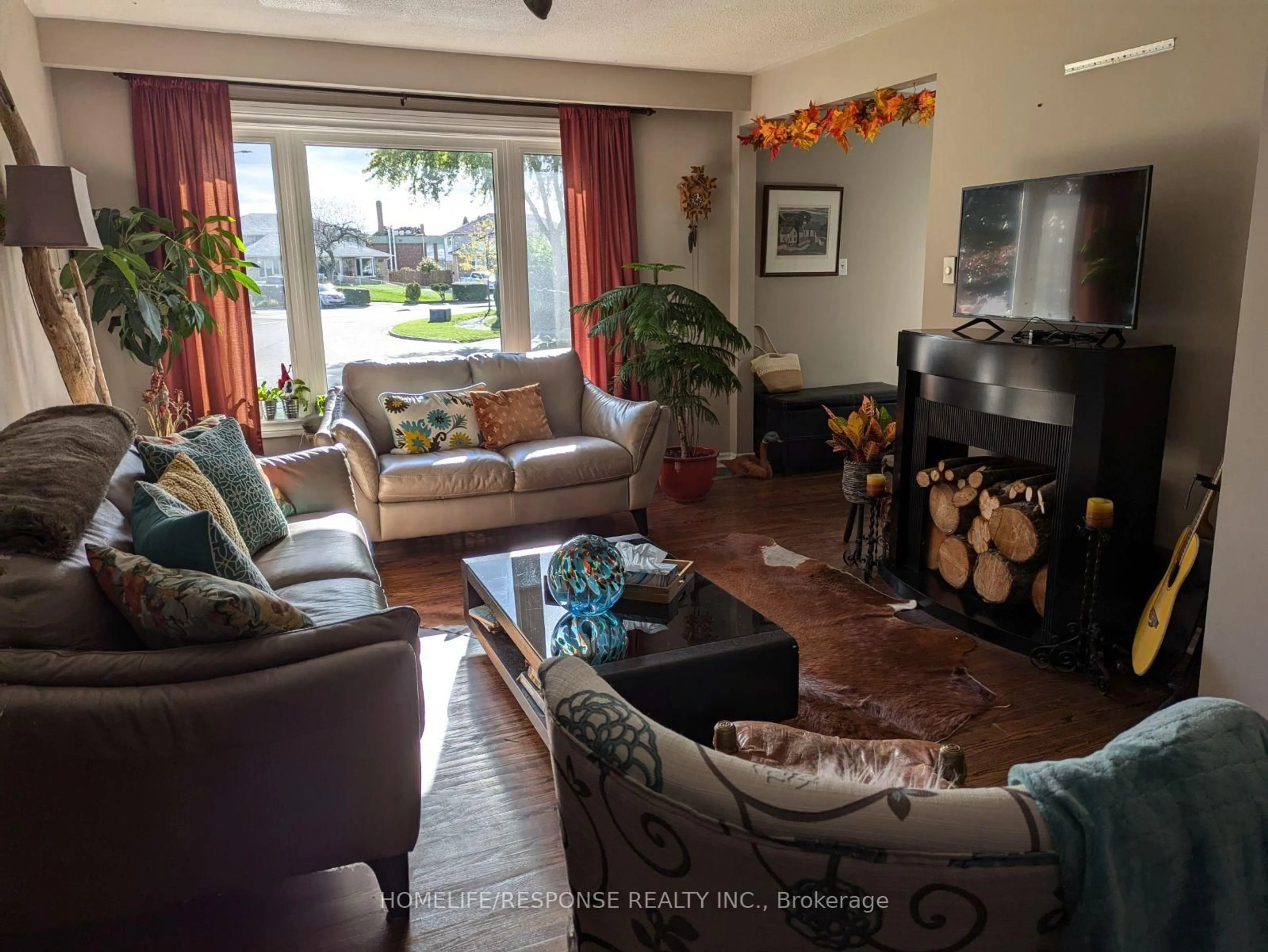 Living room with furniture, unknown for 3430 Homark Dr, Mississauga Ontario L4Y 2K7