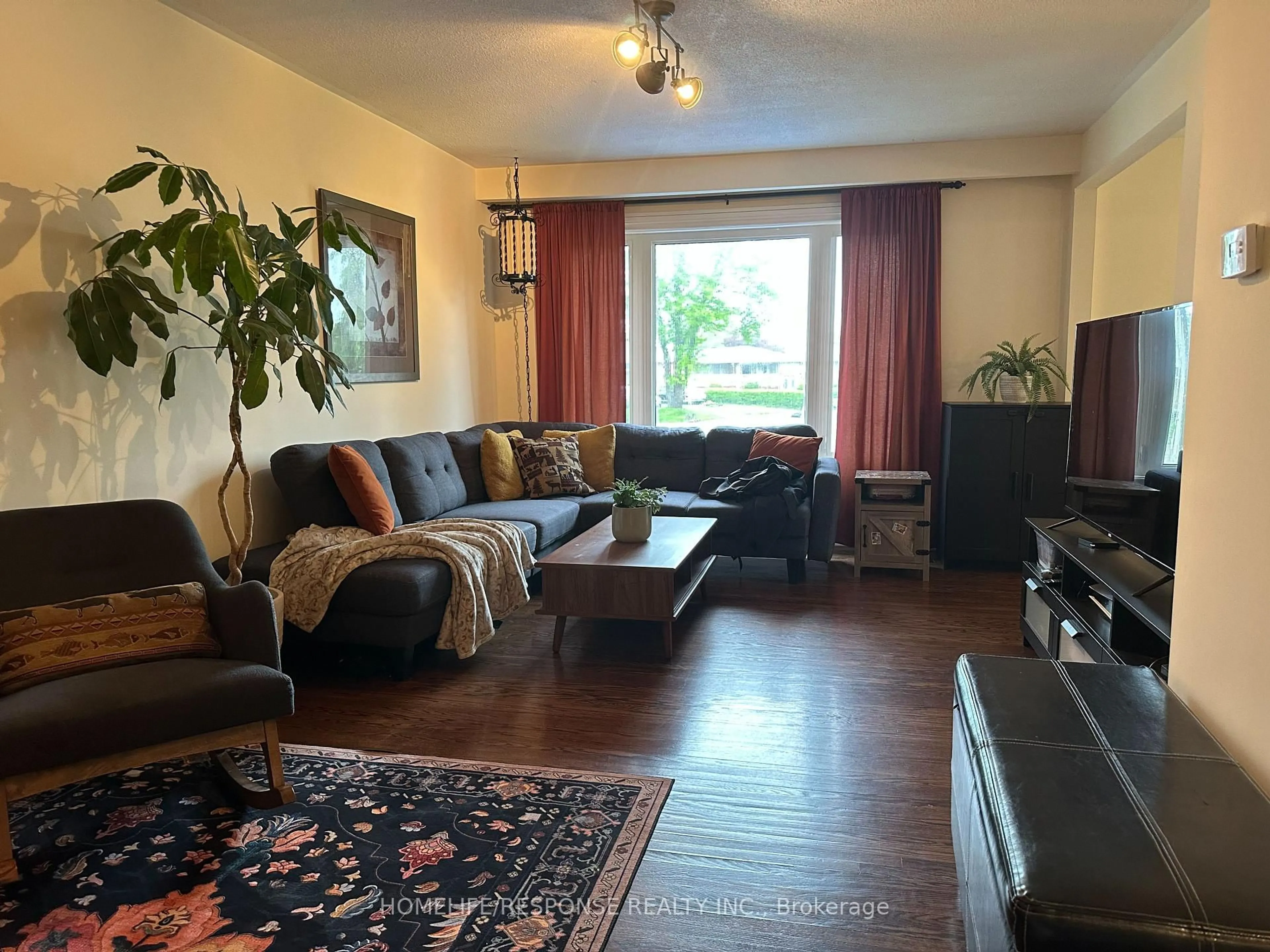 Living room with furniture, unknown for 3430 Homark Dr, Mississauga Ontario L4Y 2K7