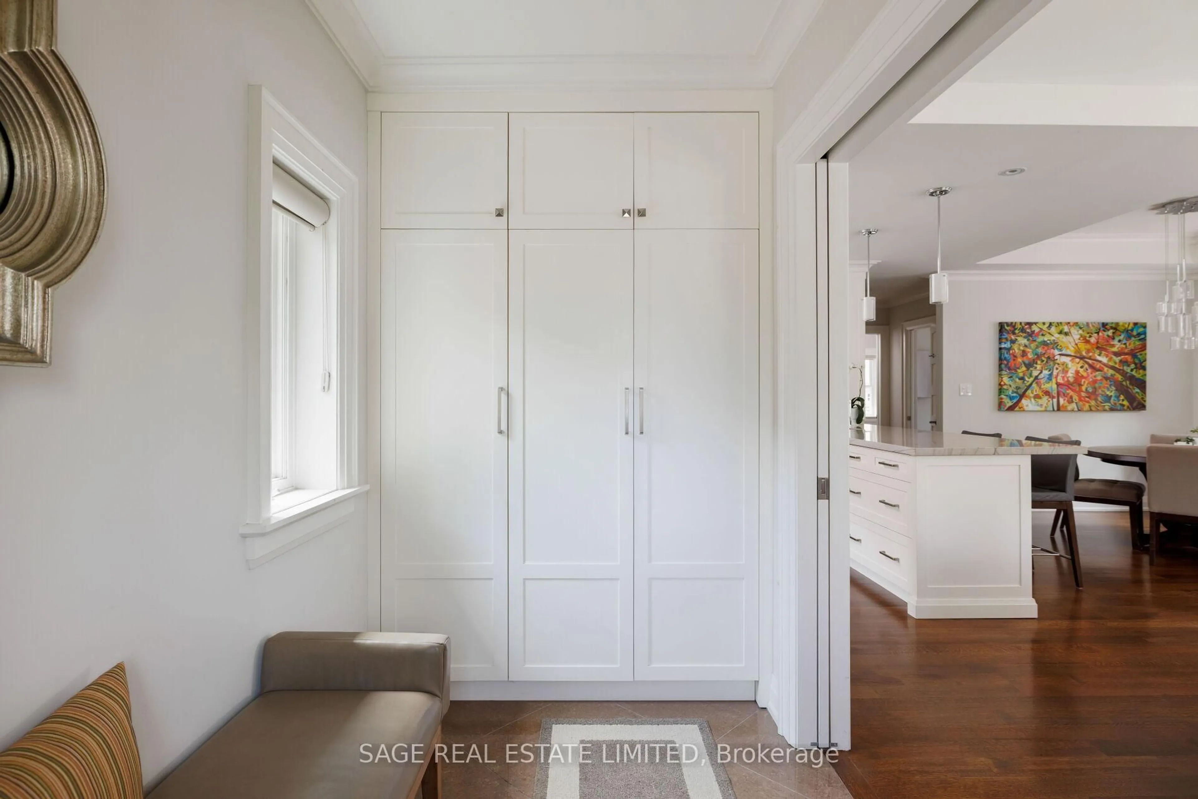 Indoor entryway for 102 Humbervale Blvd, Toronto Ontario M8Y 3P7