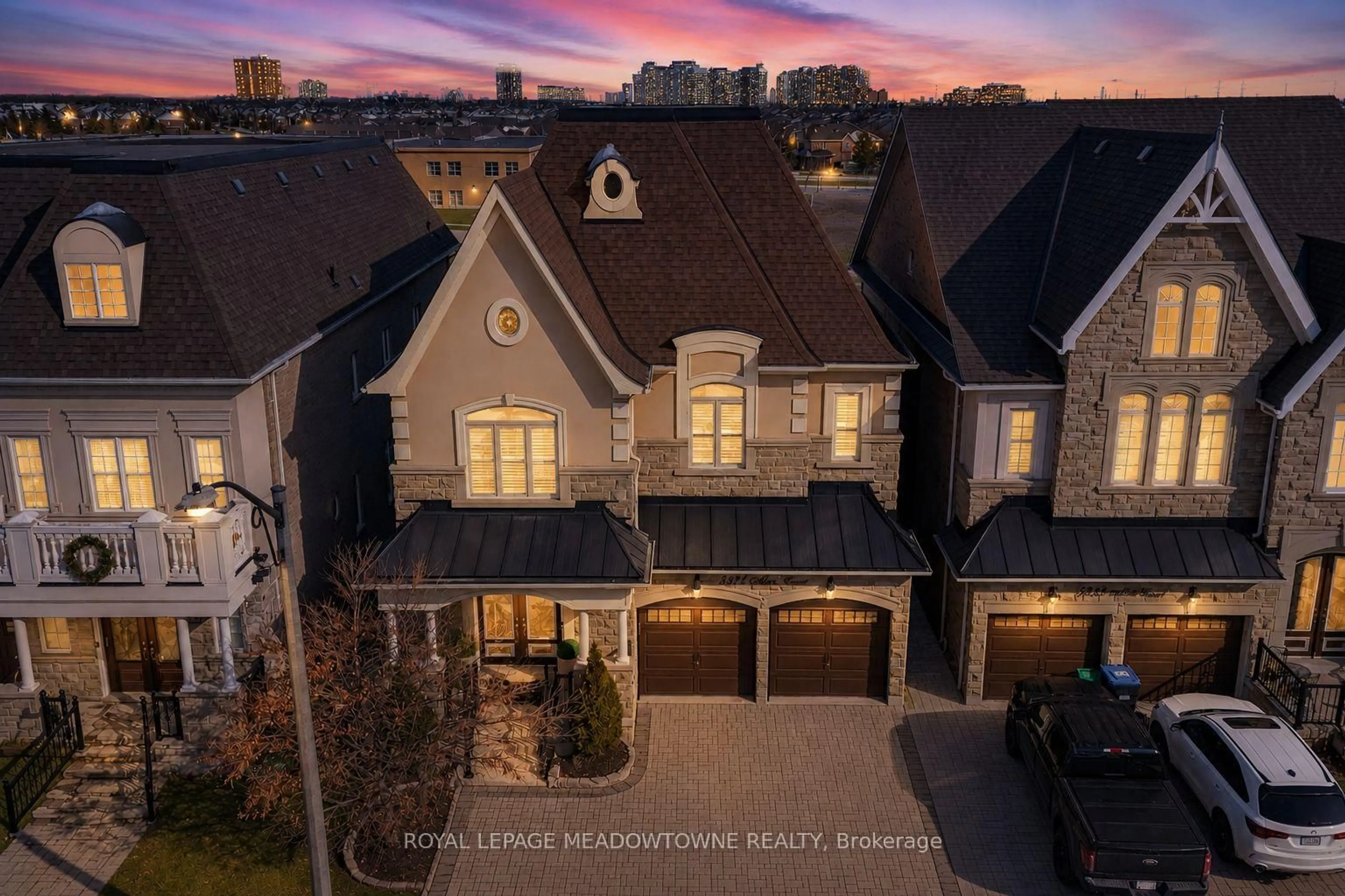 A pic from outside/outdoor area/front of a property/back of a property/a pic from drone, unknown for 5221 Adobe Crt, Mississauga Ontario L5M 0K8