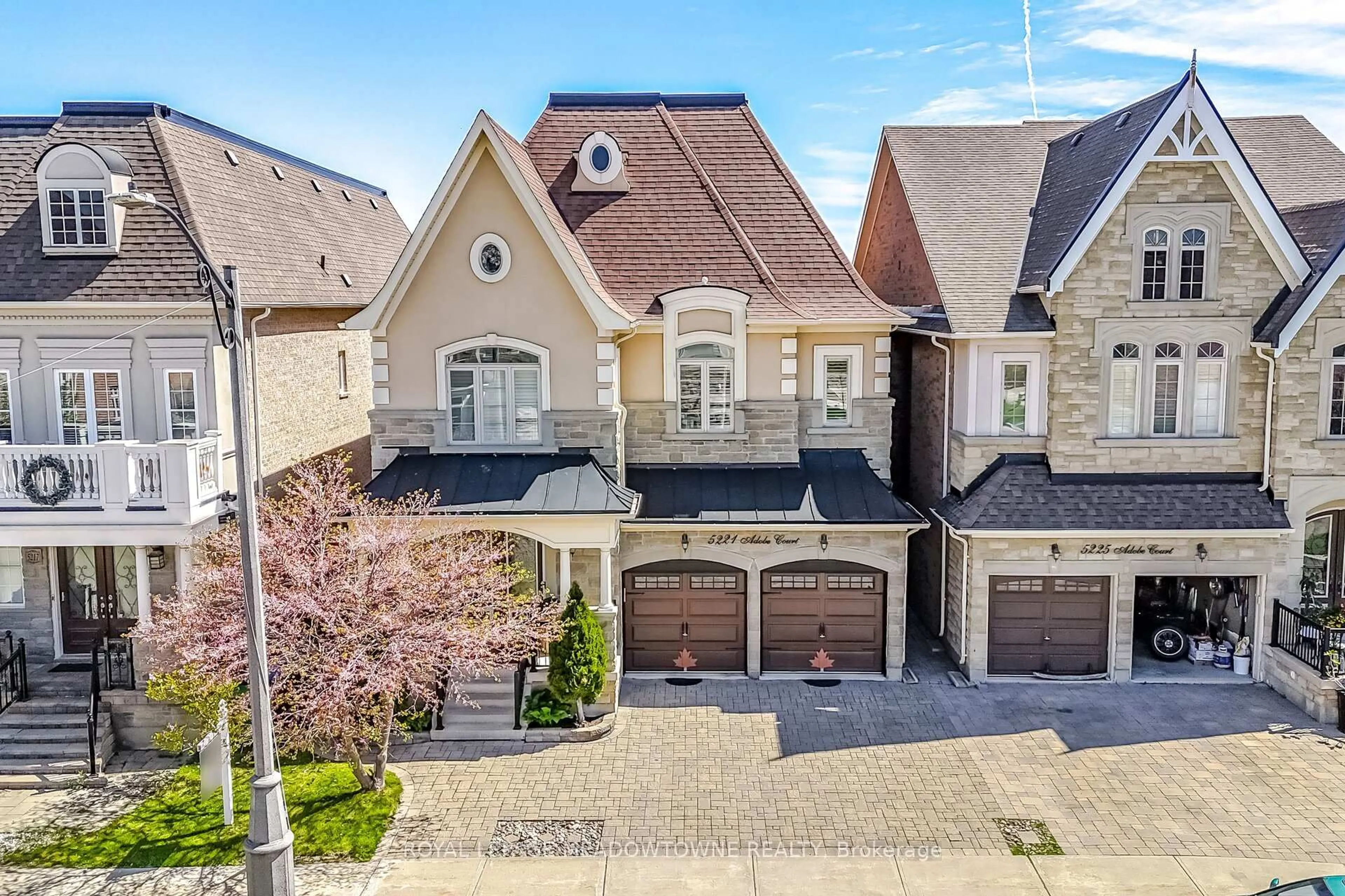 A pic from outside/outdoor area/front of a property/back of a property/a pic from drone, street for 5221 Adobe Crt, Mississauga Ontario L5M 0K8