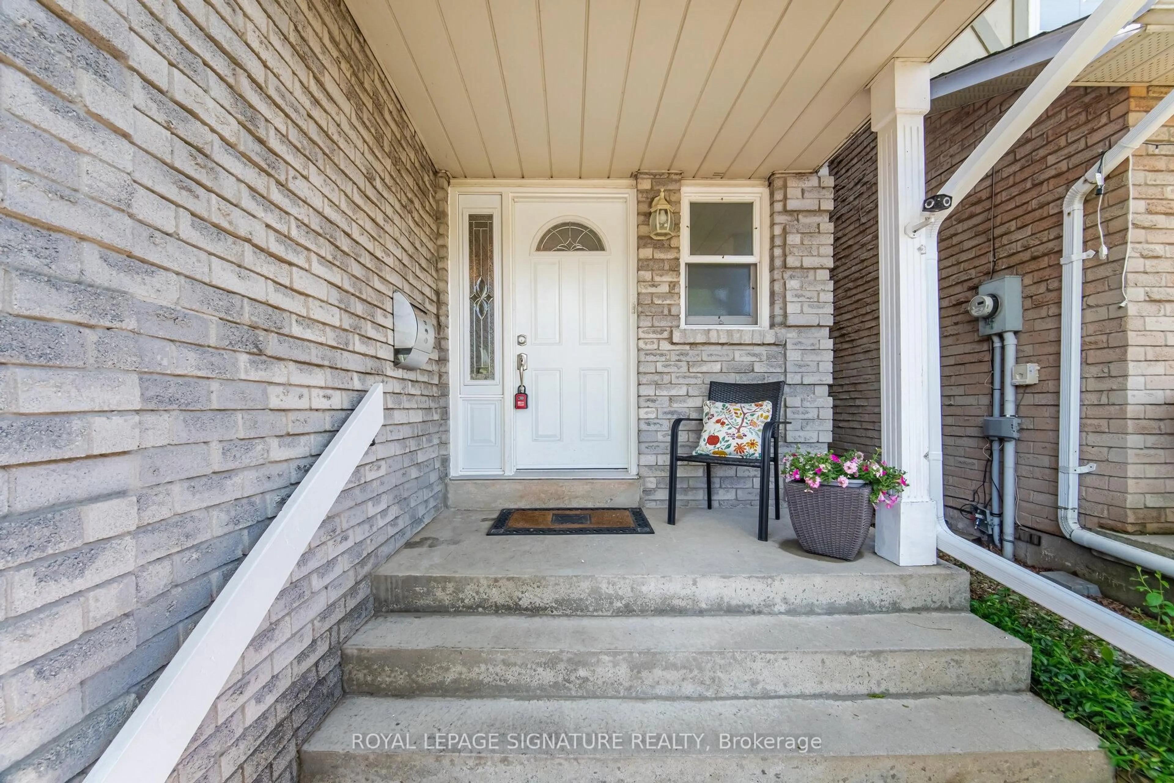 Indoor entryway for 3453 Hannibal Rd, Burlington Ontario L7M 1Z5