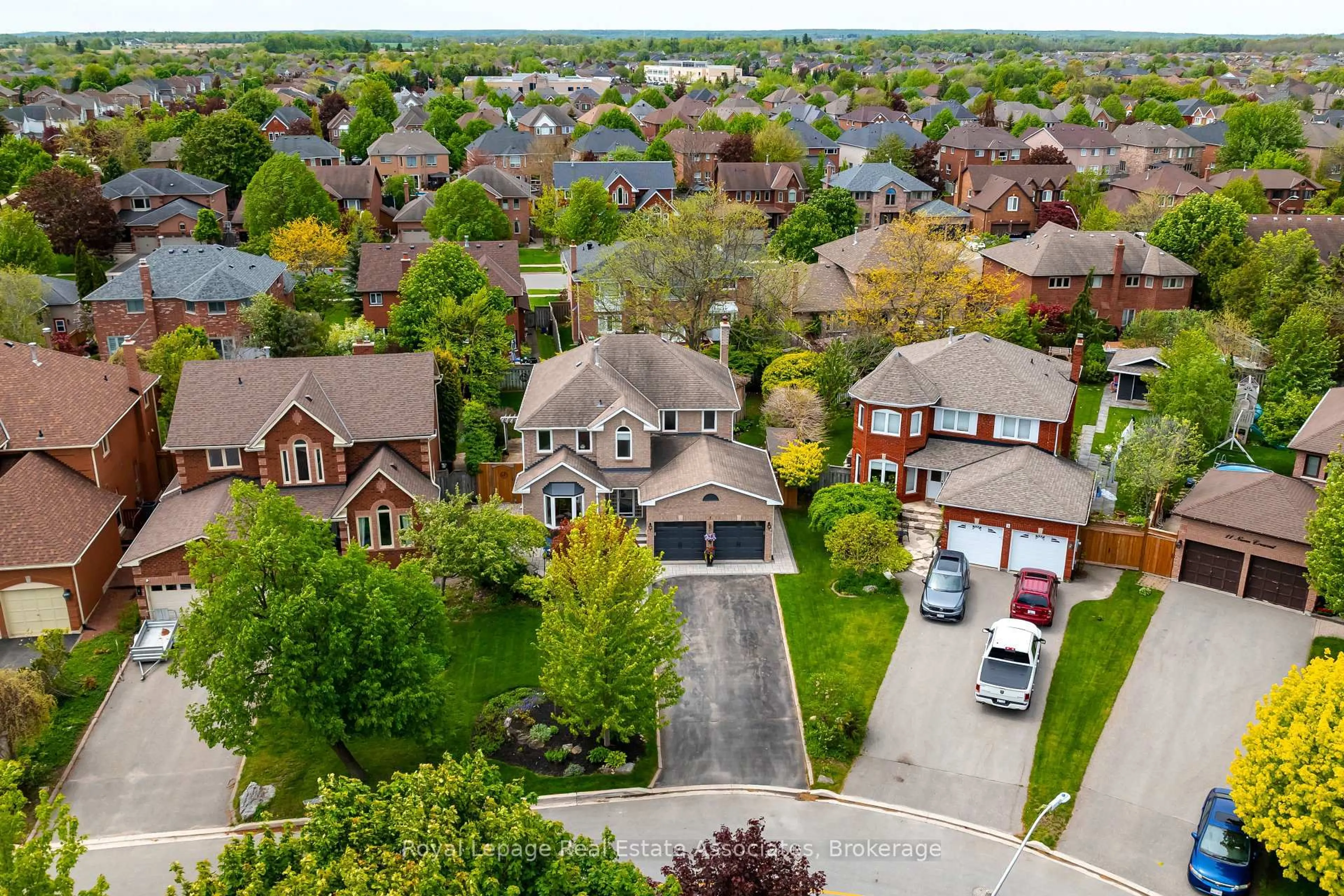 A pic from outside/outdoor area/front of a property/back of a property/a pic from drone, street for 7 Nixon Cres, Halton Hills Ontario L7G 5K4