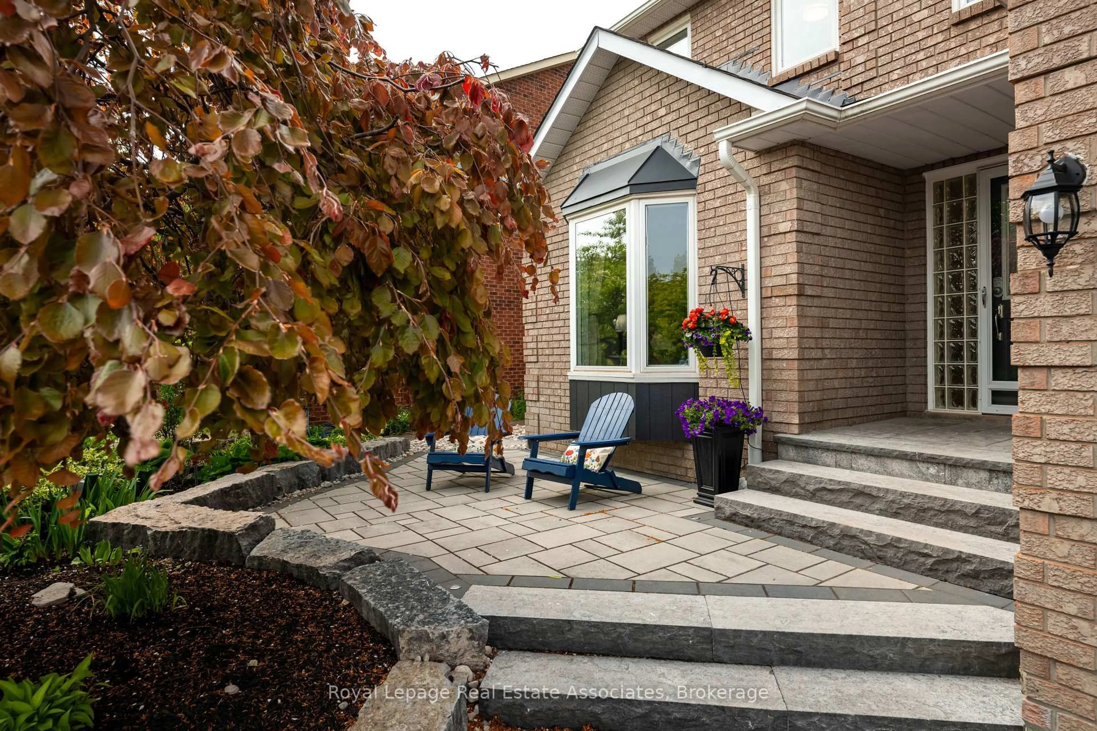 Patio, street for 7 Nixon Cres, Halton Hills Ontario L7G 5K4