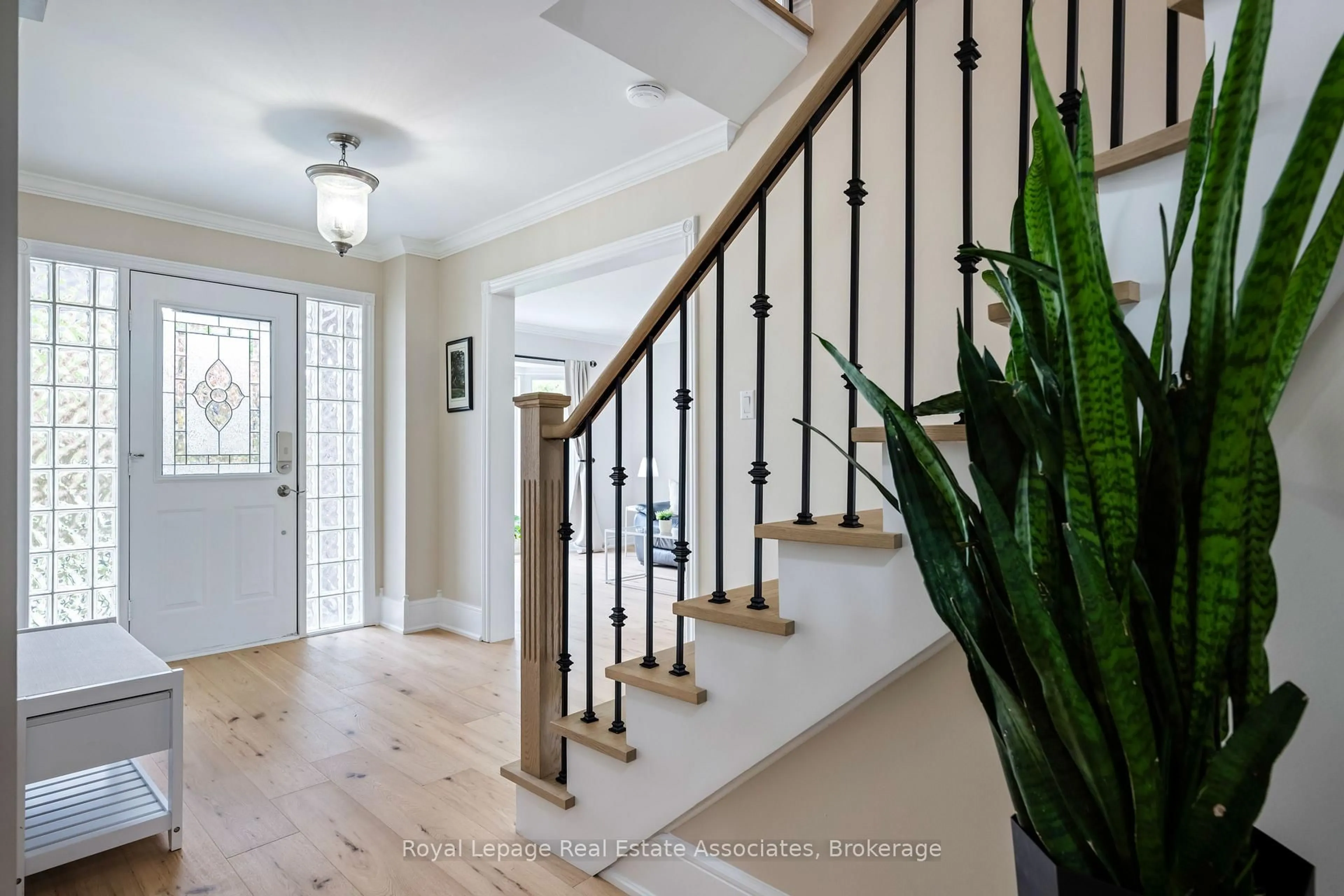 Indoor entryway for 7 Nixon Cres, Halton Hills Ontario L7G 5K4