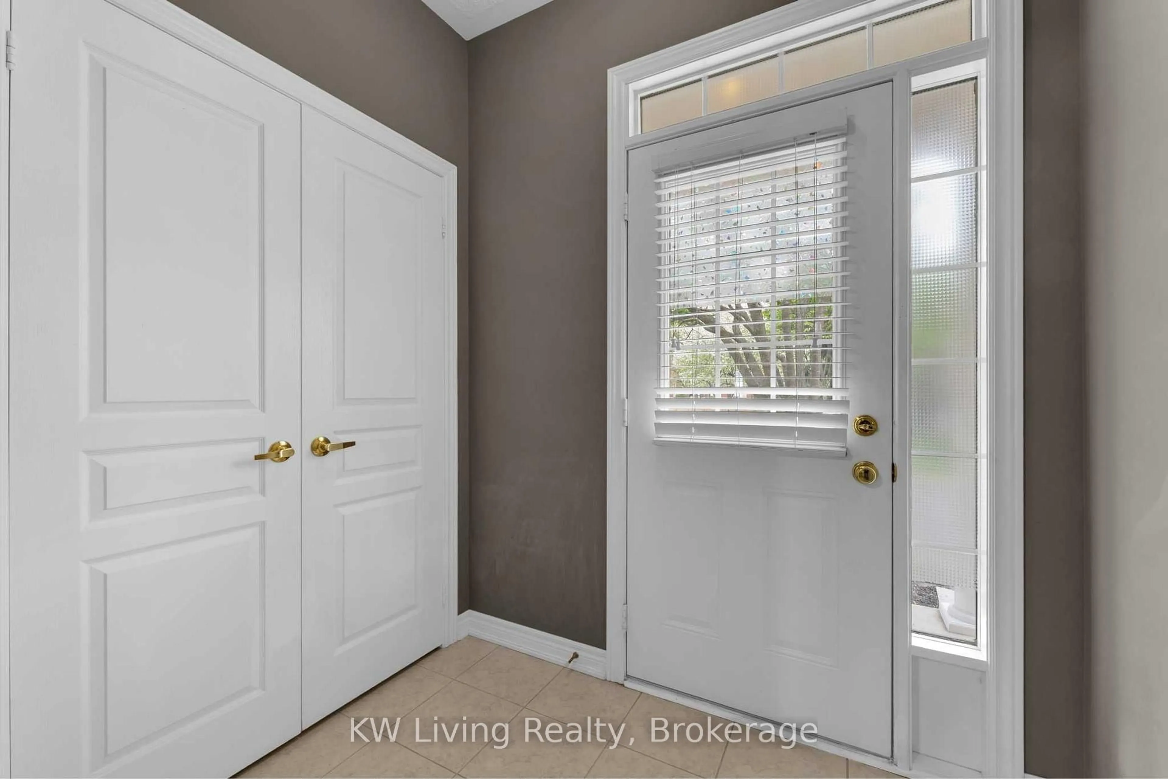 Indoor entryway for 2410 Woodward Ave #12, Burlington Ontario L7R 1T9