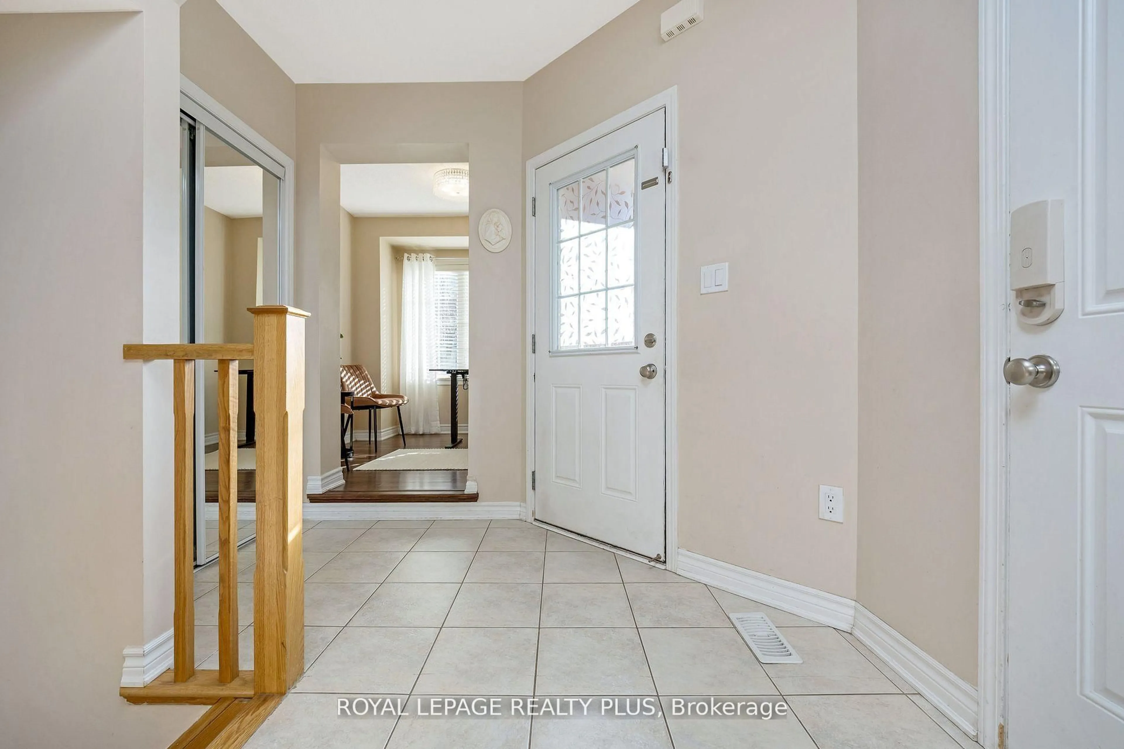 Indoor entryway for 1542 Gainer Cres, Milton Ontario L9T 0Y3