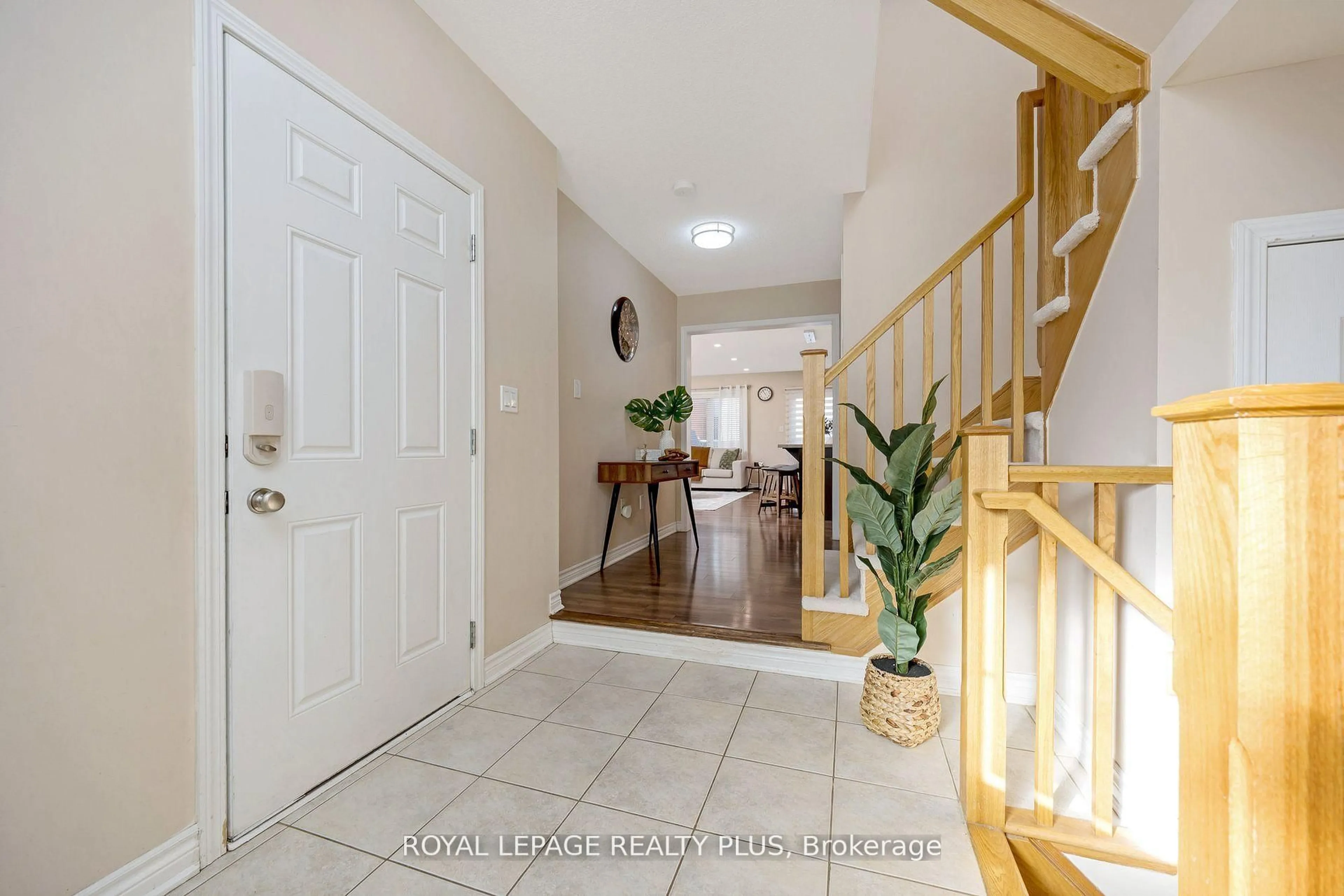 Indoor foyer for 1542 Gainer Cres, Milton Ontario L9T 0Y3