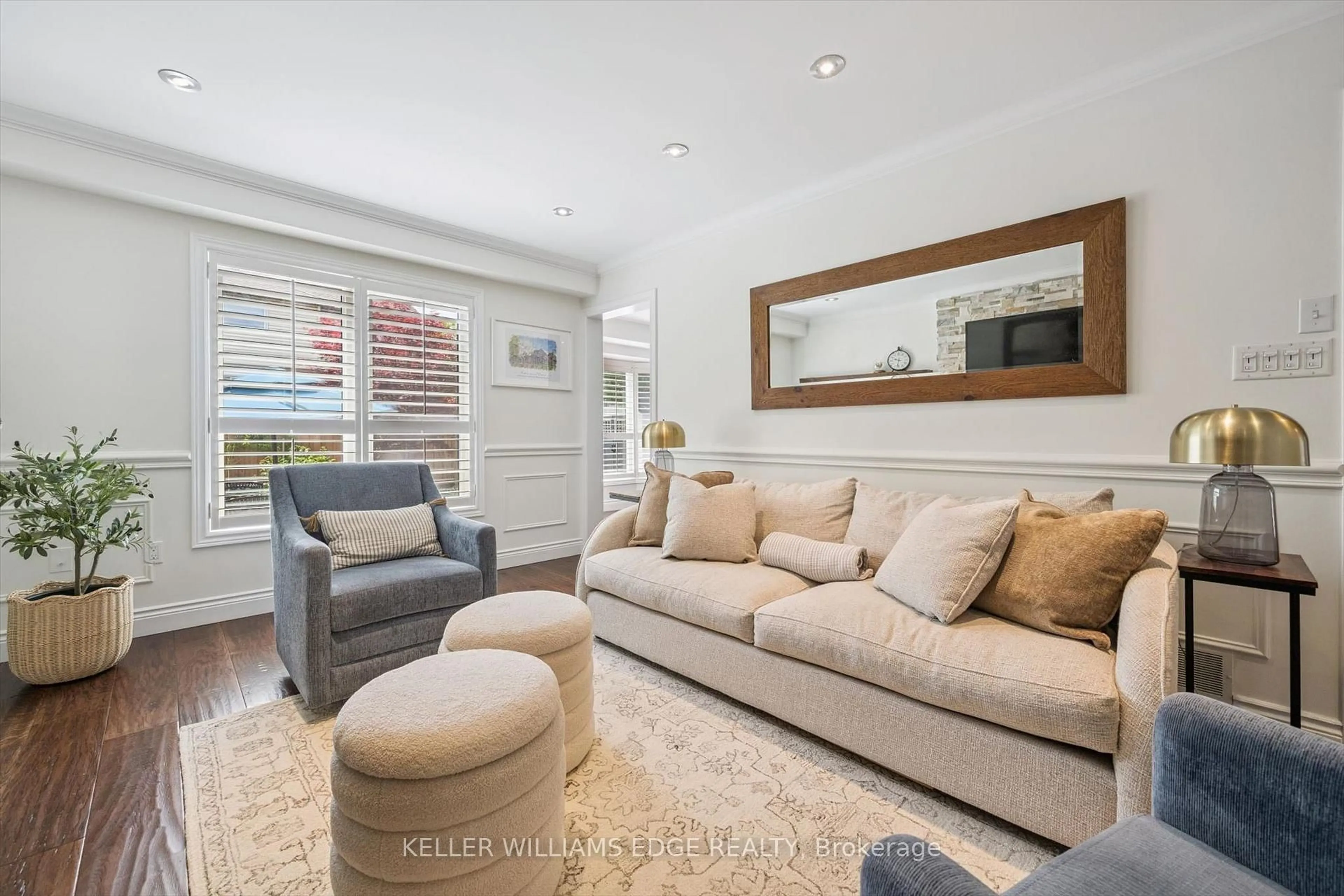 Living room with furniture, unknown for 2124 Kevin Cres, Burlington Ontario L7M 4E3
