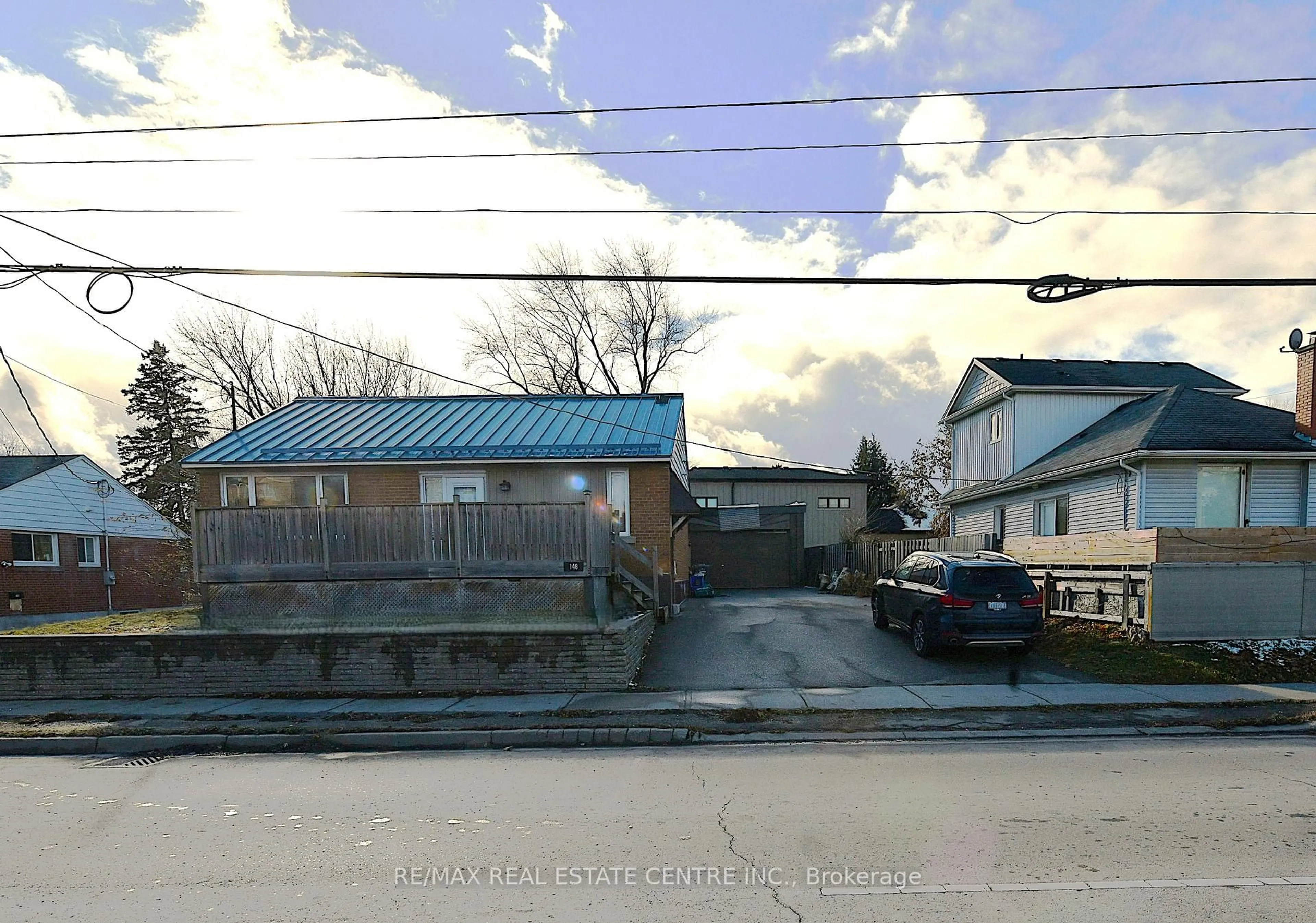 A pic from outside/outdoor area/front of a property/back of a property/a pic from drone, unknown for 148 Ontario St, Milton Ontario L9T 2T4