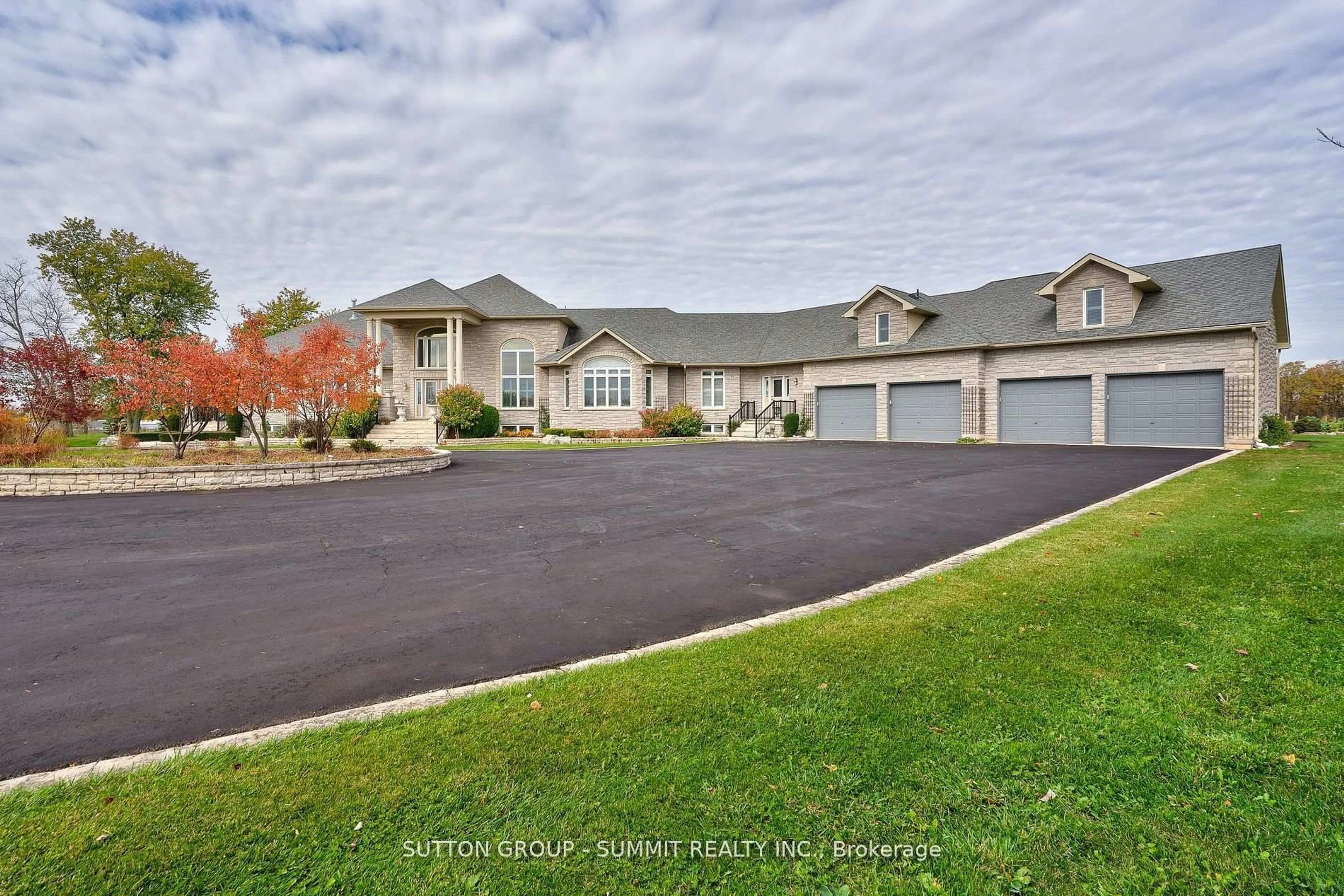 A pic from outside/outdoor area/front of a property/back of a property/a pic from drone, unknown for 5431 APPLEBY Line, Burlington Ontario L7M 0P3