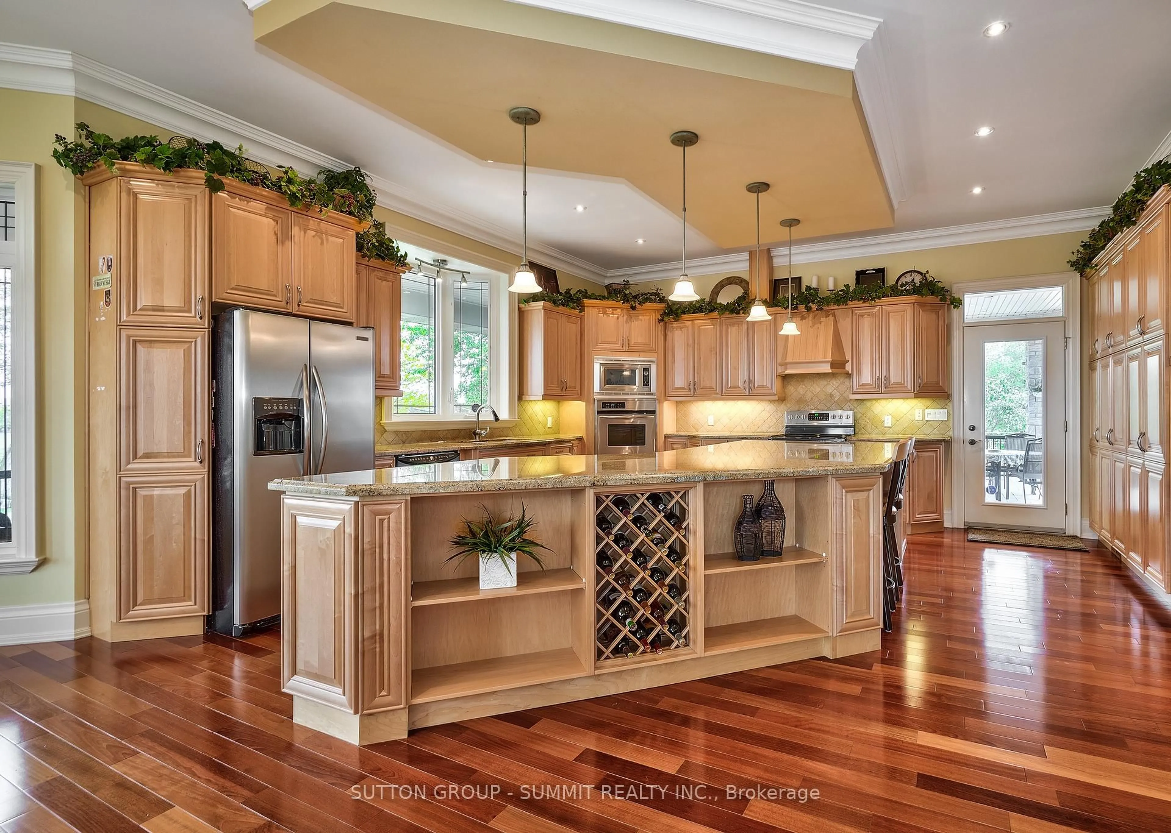 Open concept kitchen, wood/laminate floor for 5431 APPLEBY Line, Burlington Ontario L7M 0P3