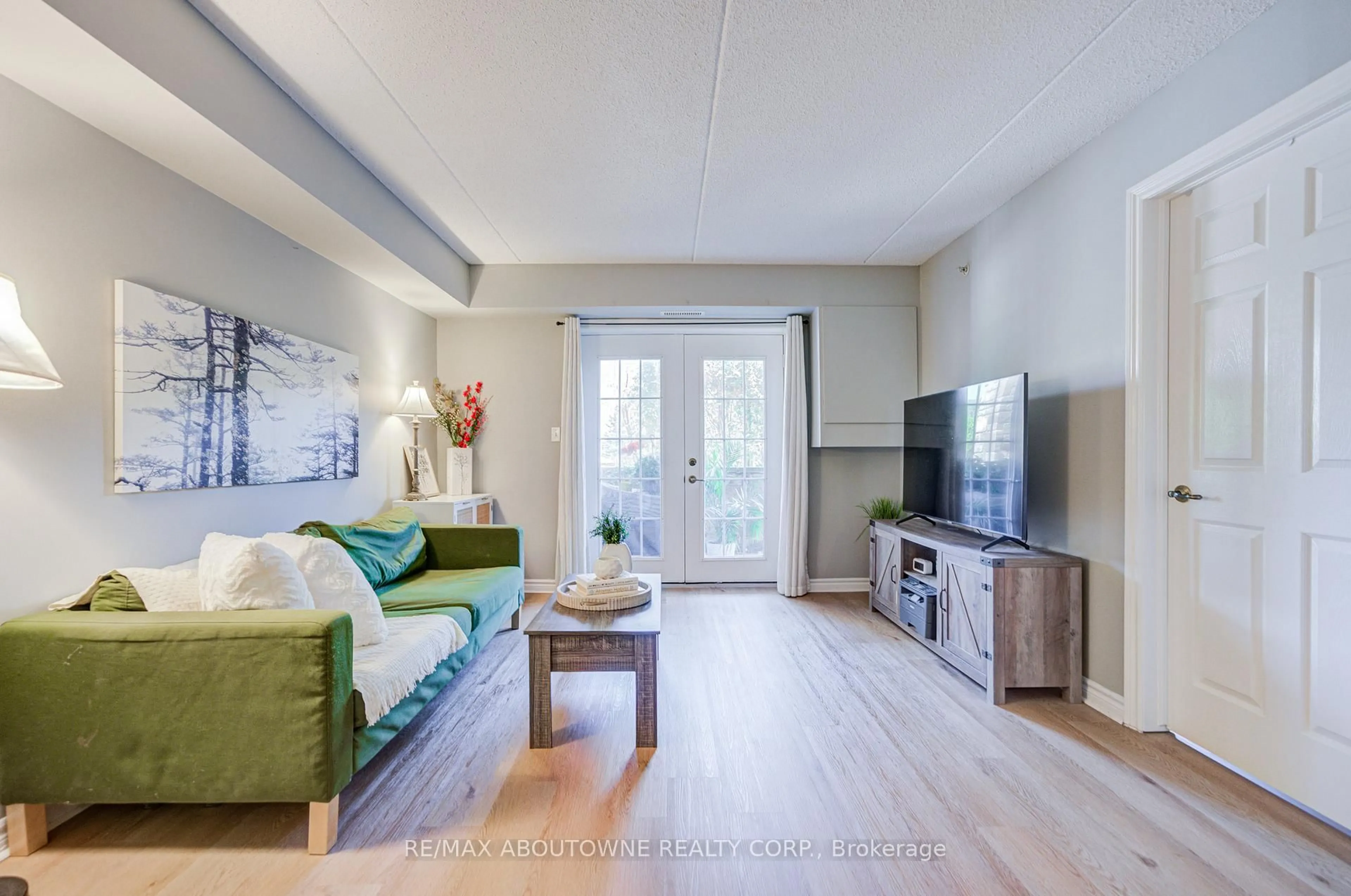 Living room with furniture, unknown for 1470 Bishops Gate #104, Oakville Ontario L6M 4N2