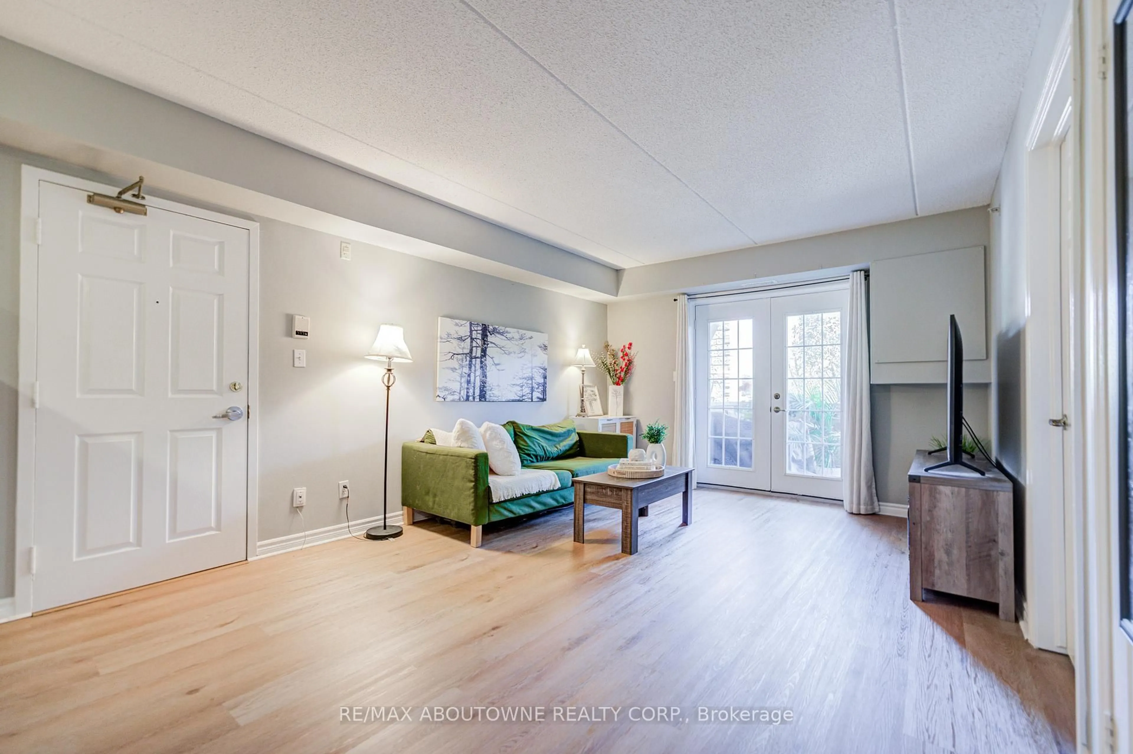 Living room with furniture, unknown for 1470 Bishops Gate #104, Oakville Ontario L6M 4N2