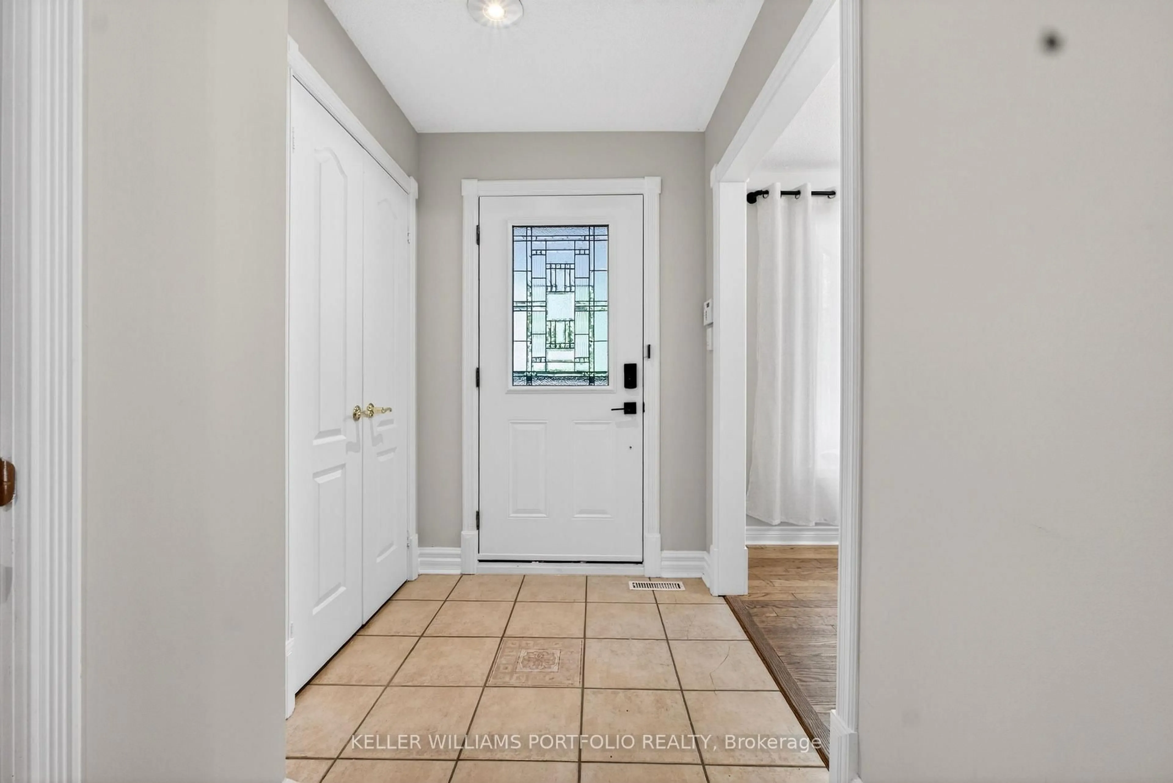 Indoor entryway for 38 Laurelcrest St, Brampton Ontario L6S 2R4
