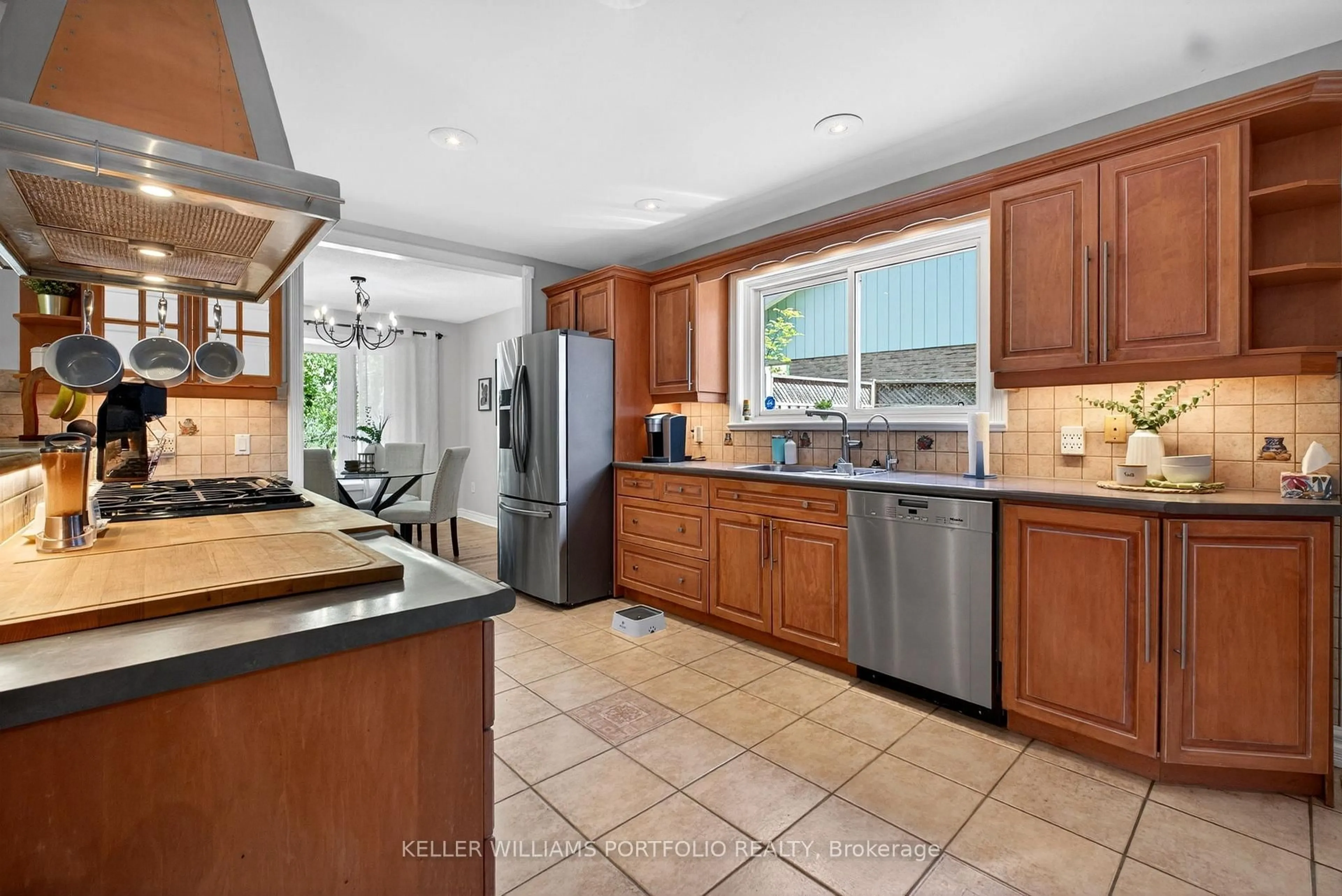 Open concept kitchen, ceramic/tile floor for 38 Laurelcrest St, Brampton Ontario L6S 2R4