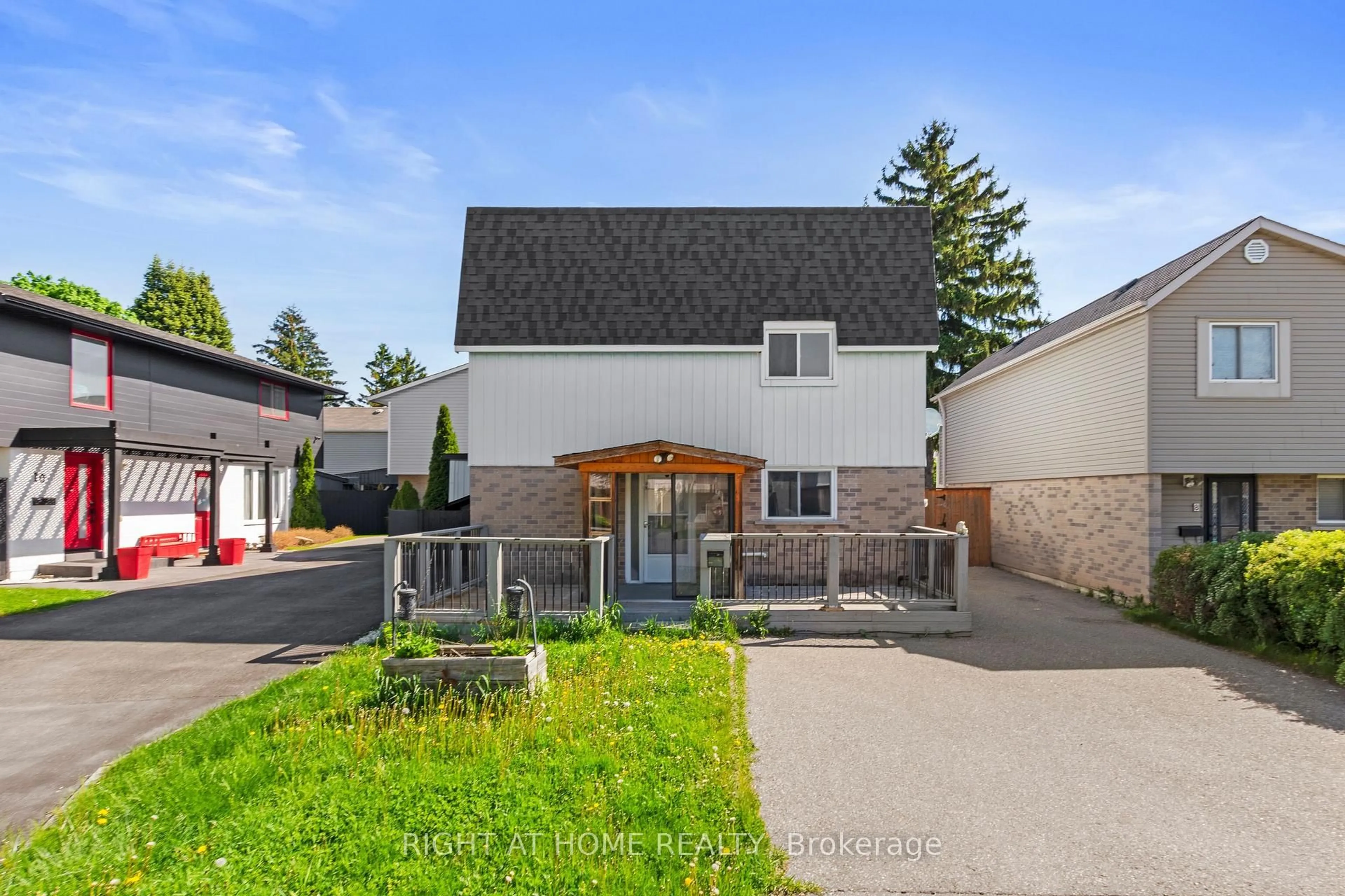 A pic from outside/outdoor area/front of a property/back of a property/a pic from drone, street for 9 Highland Tr, Brampton Ontario L6S 1P4