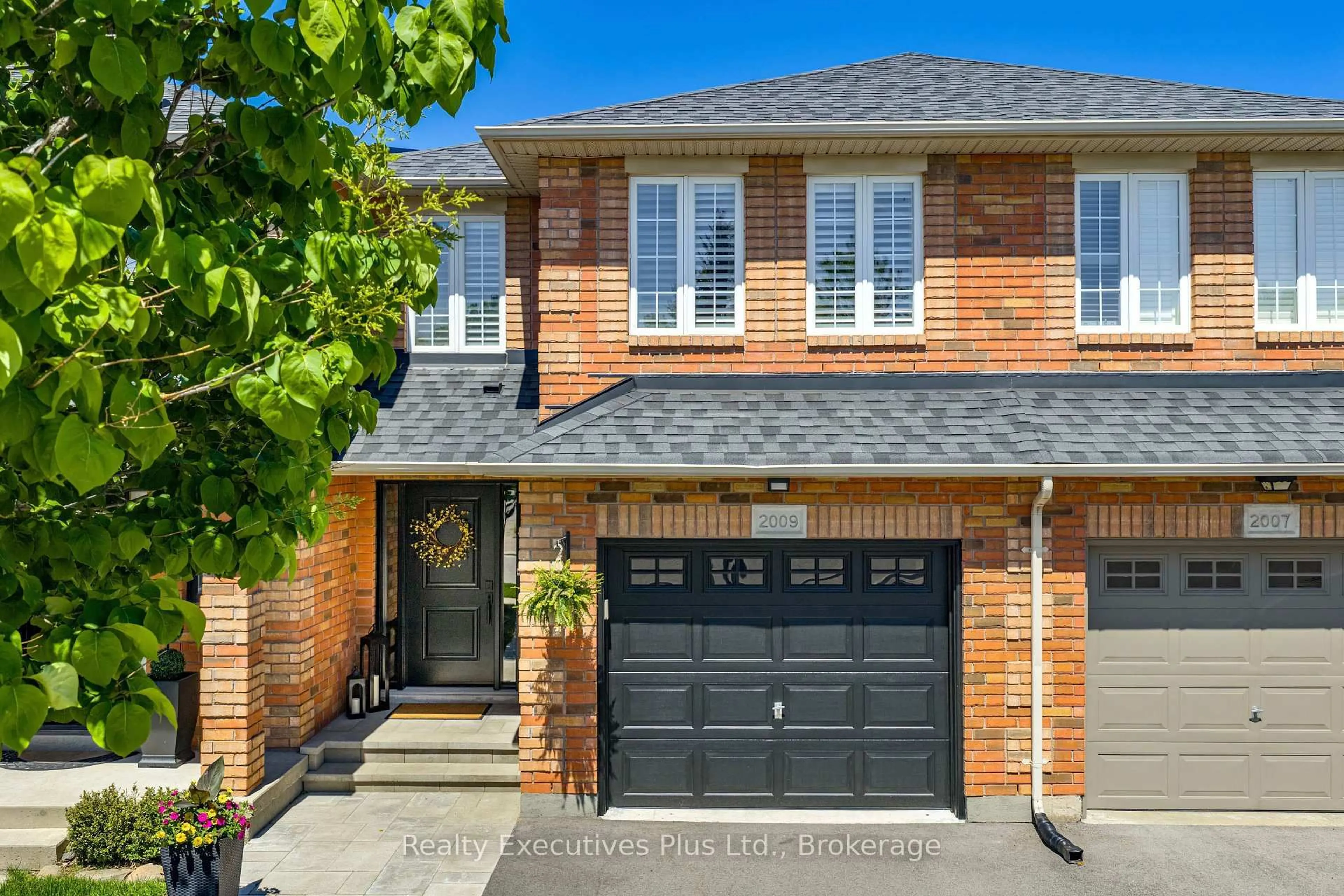 Home with brick exterior material, street for 2009 Erika Crt, Oakville Ontario L6M 4R4
