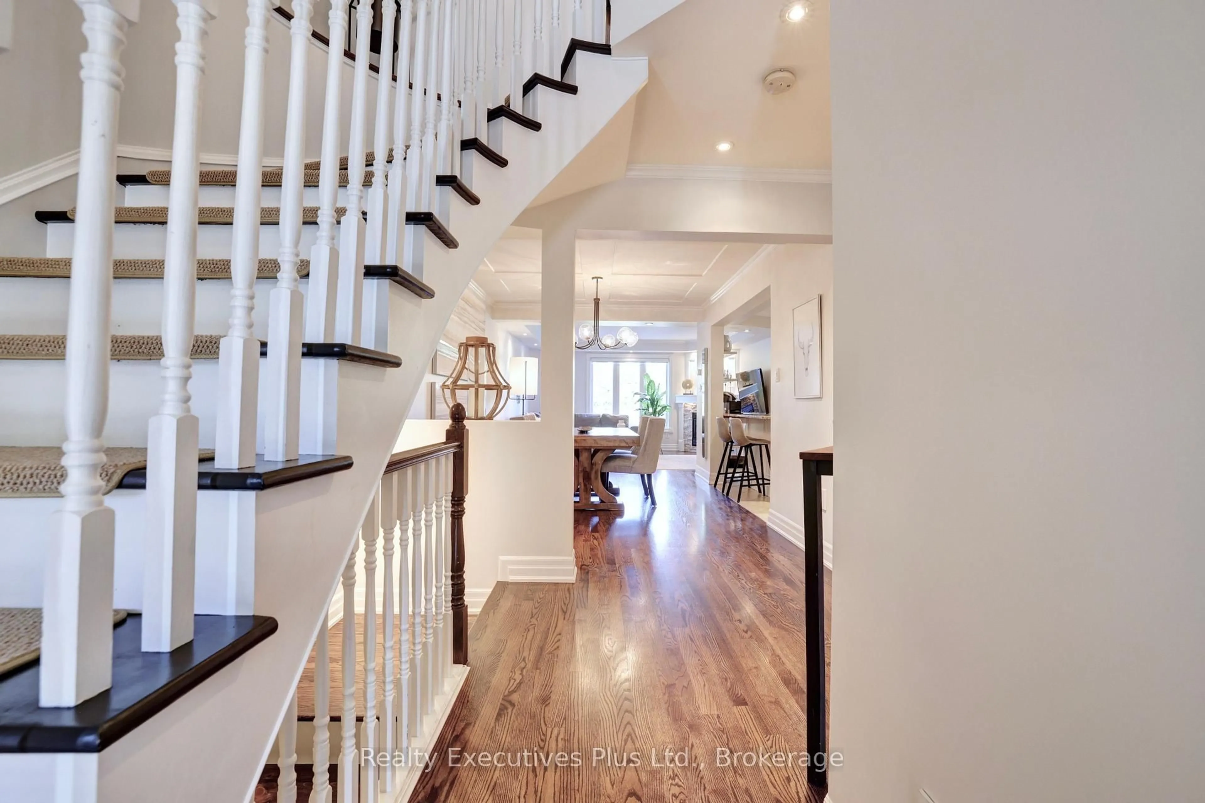 Indoor entryway for 2009 Erika Crt, Oakville Ontario L6M 4R4