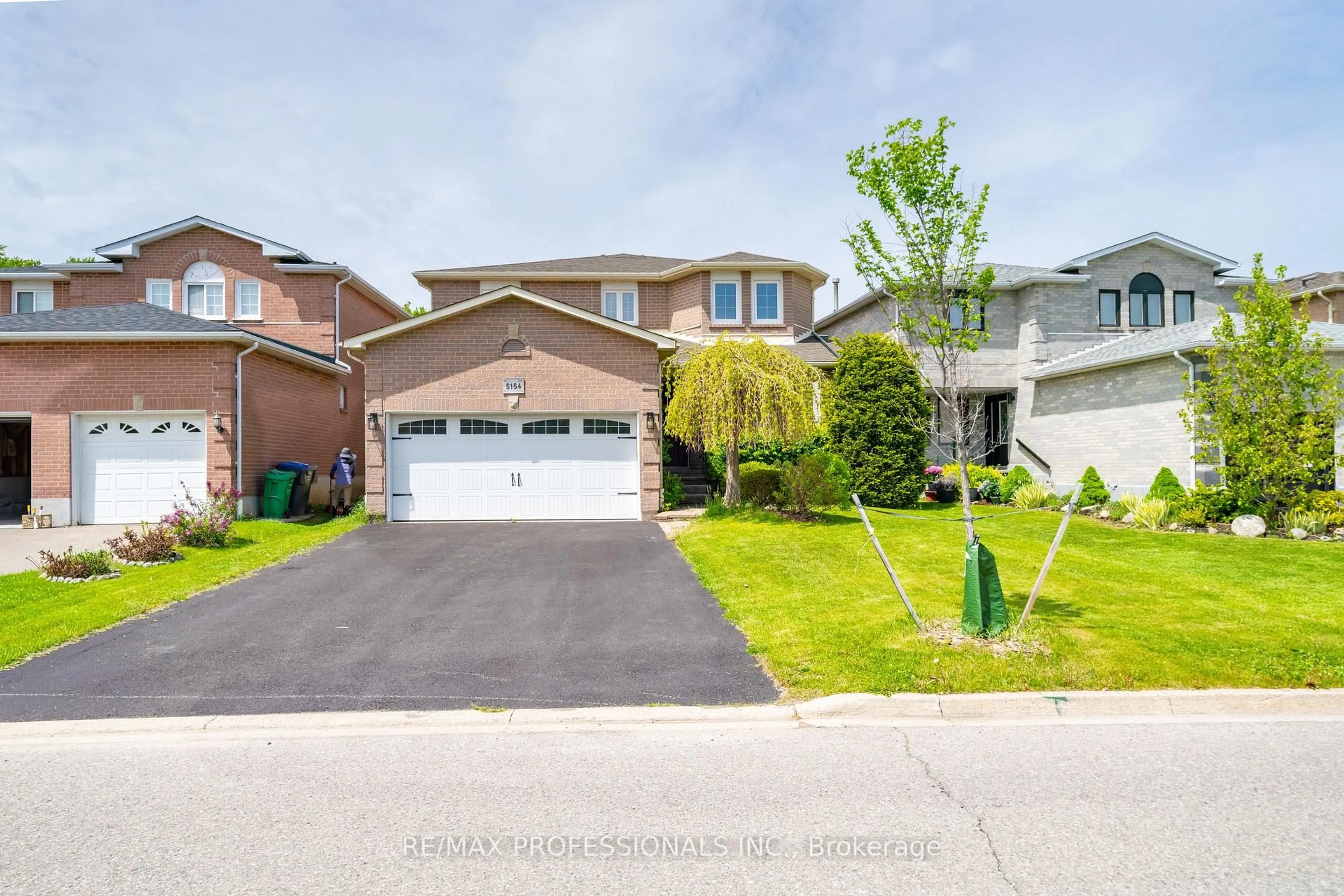 A pic from outside/outdoor area/front of a property/back of a property/a pic from drone, street for 5154 Sunray Dr, Mississauga Ontario L5R 2V3