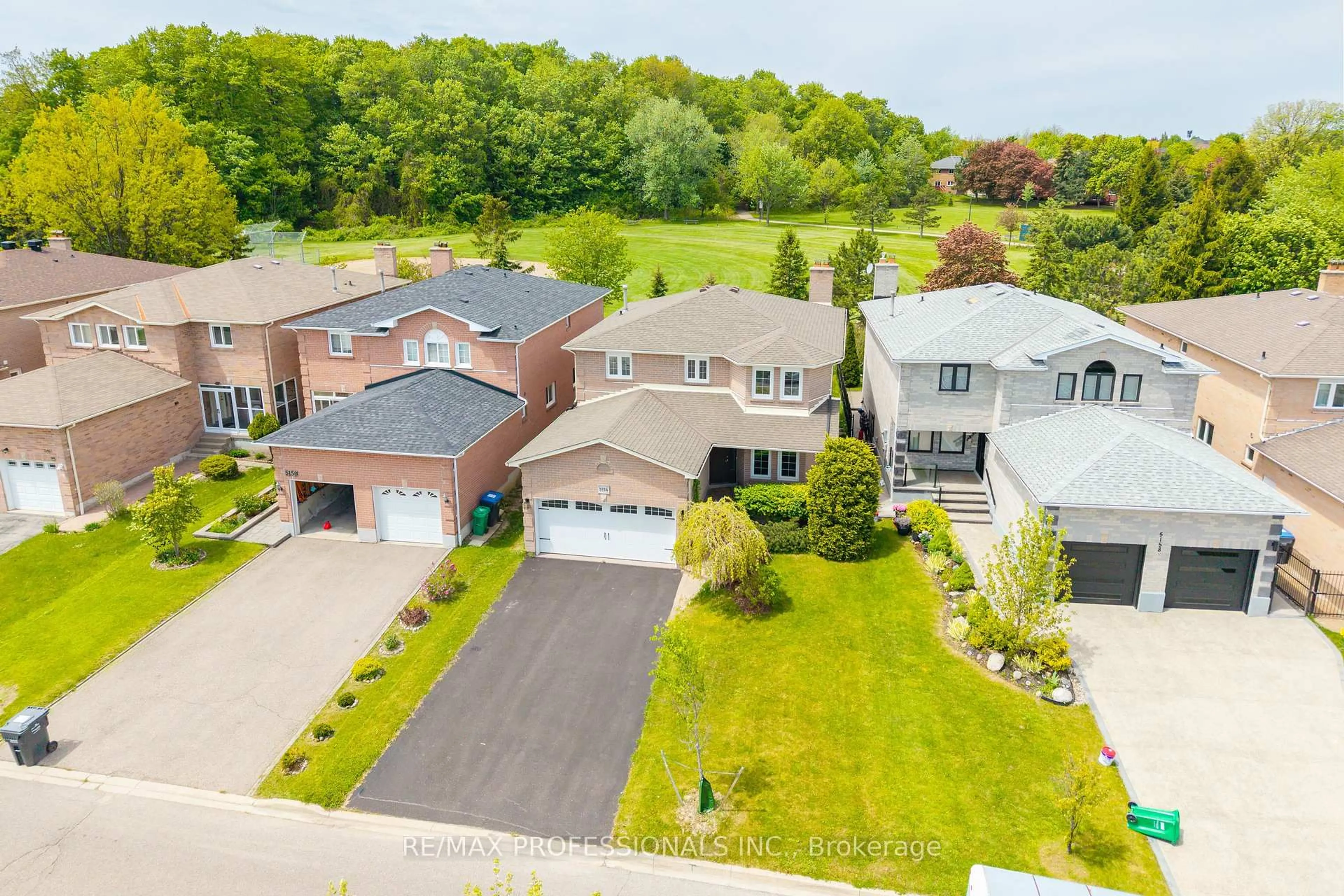 A pic from outside/outdoor area/front of a property/back of a property/a pic from drone, street for 5154 Sunray Dr, Mississauga Ontario L5R 2V3