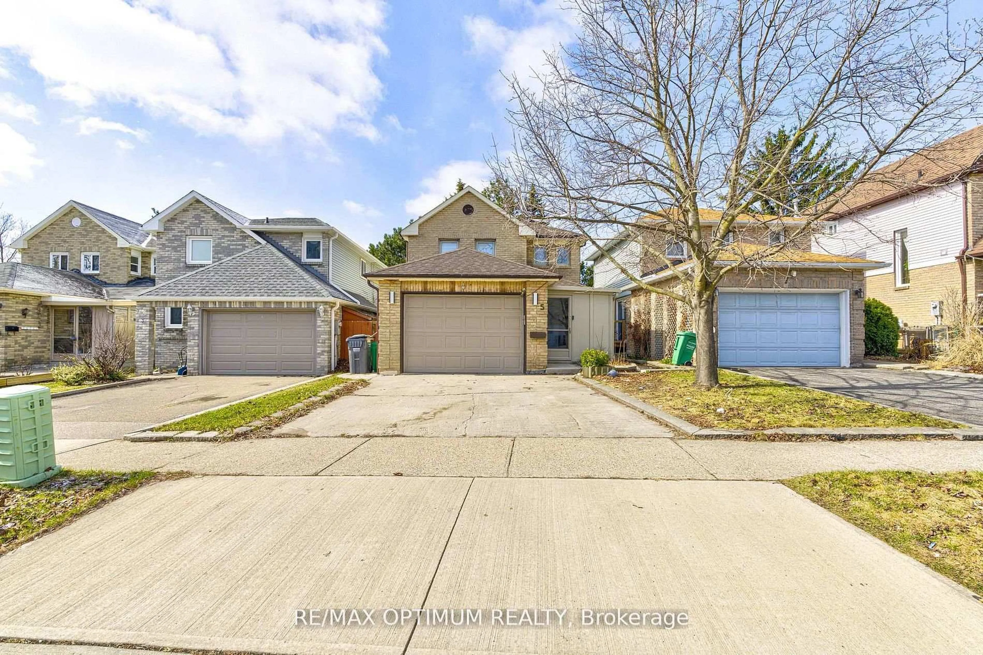A pic from outside/outdoor area/front of a property/back of a property/a pic from drone, street for 5 Roehampton Cres, Brampton Ontario L6Y 2R3