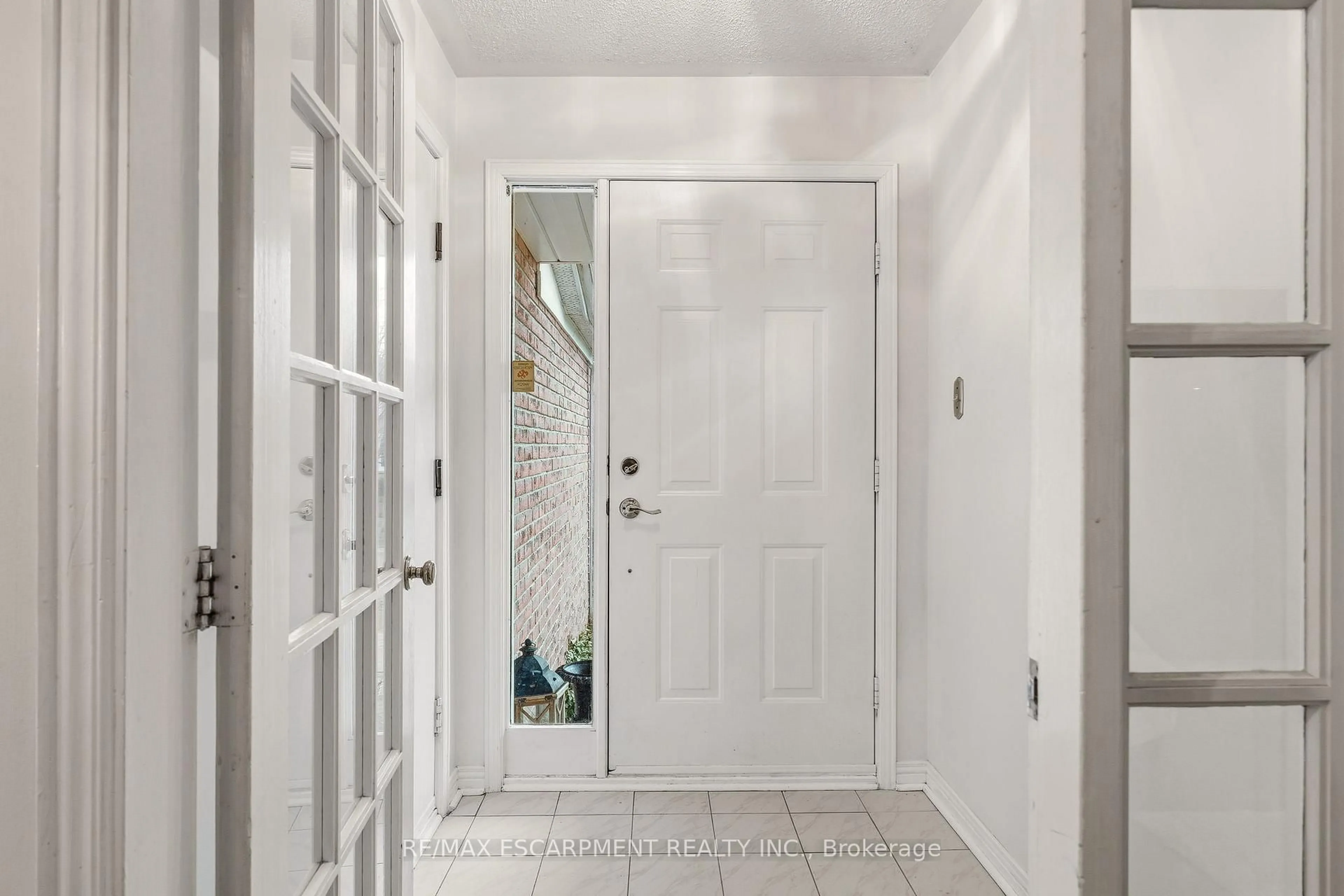 Indoor entryway for 4150 Millcroft Park Dr, Burlington Ontario L7M 3V1