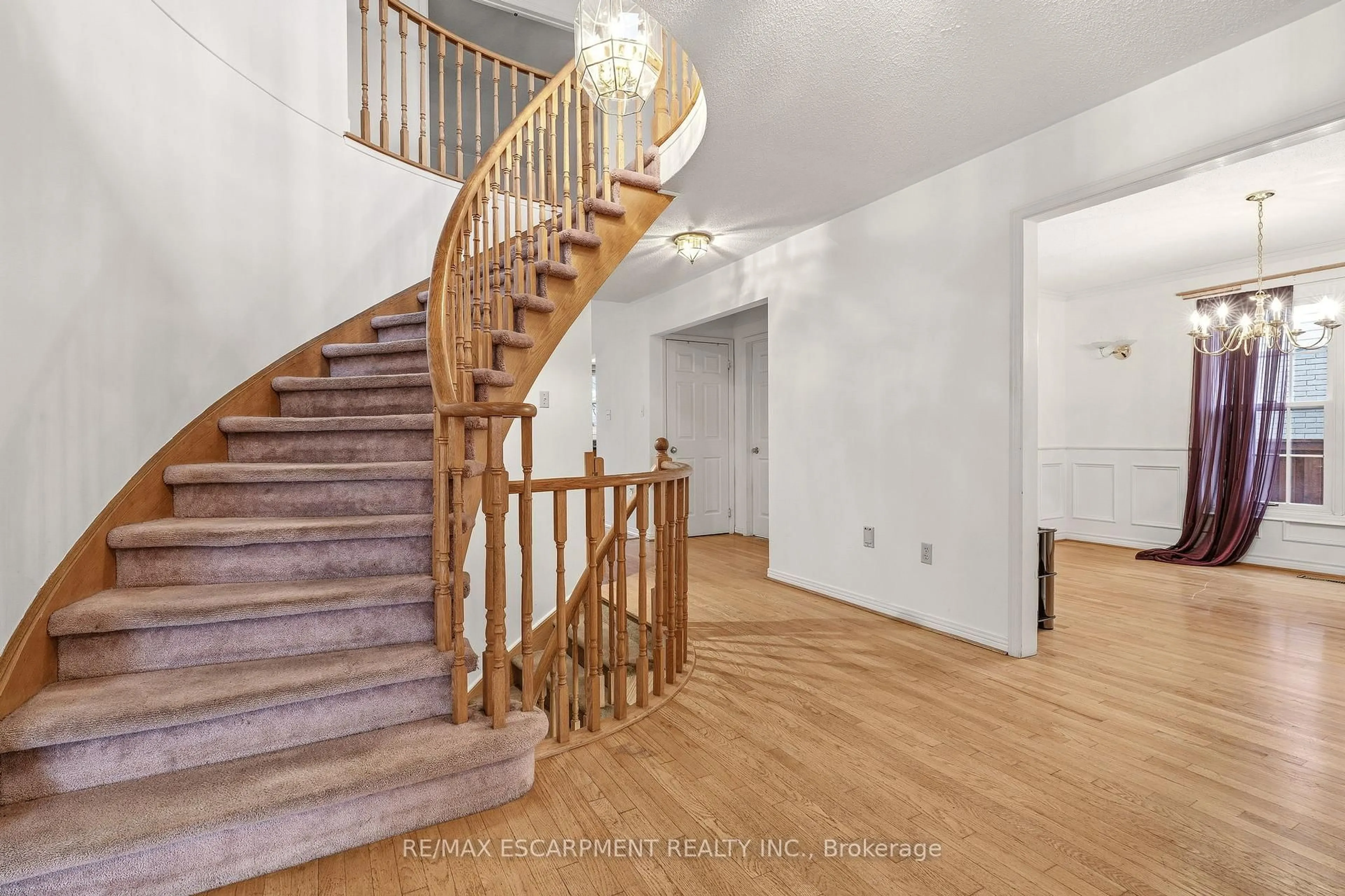 Indoor foyer for 4150 Millcroft Park Dr, Burlington Ontario L7M 3V1