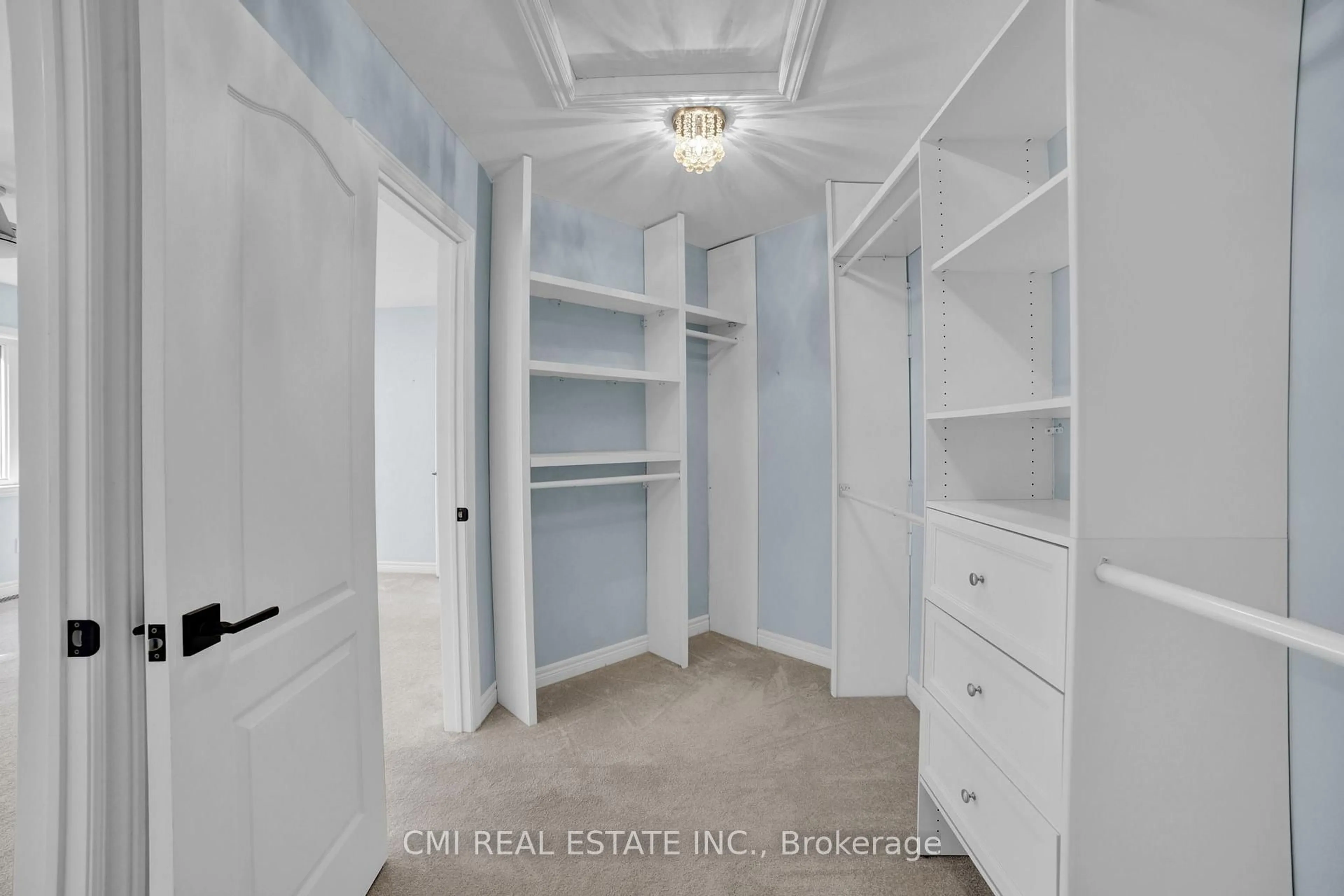 Storage room or clothes room or walk-in closet for 2171 Jardine Cres, Burlington Ontario L7L 7K1