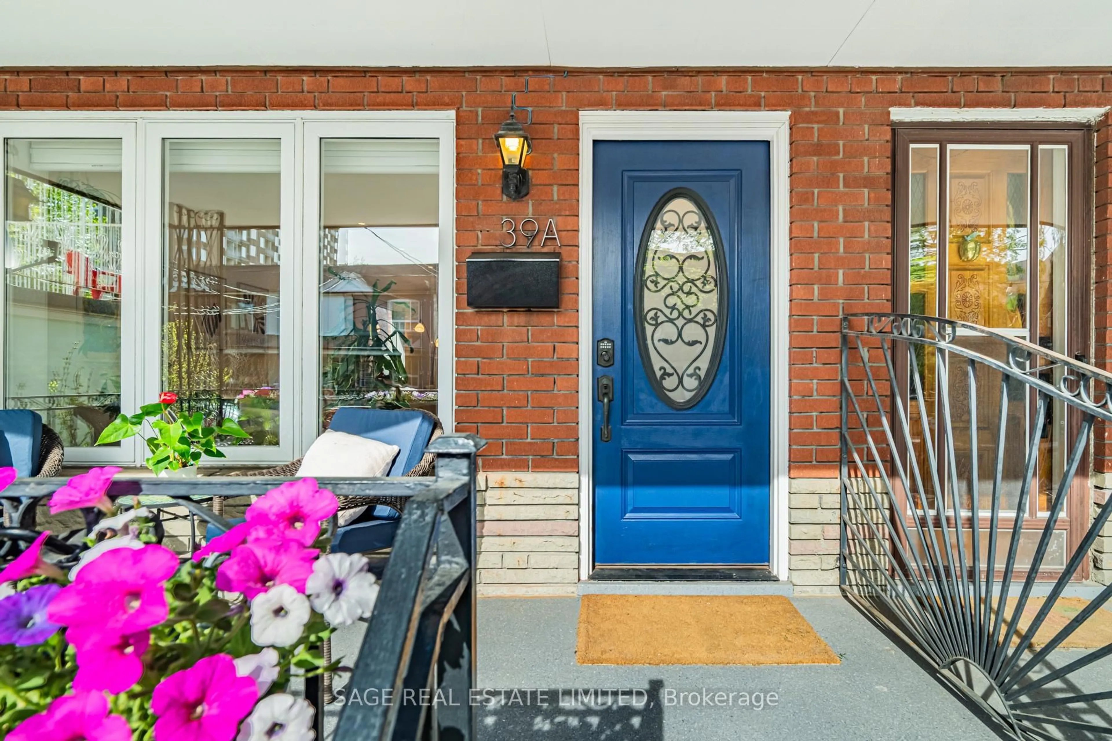 Indoor entryway for 39A Uxbridge Ave, Toronto Ontario M6N 2Y1