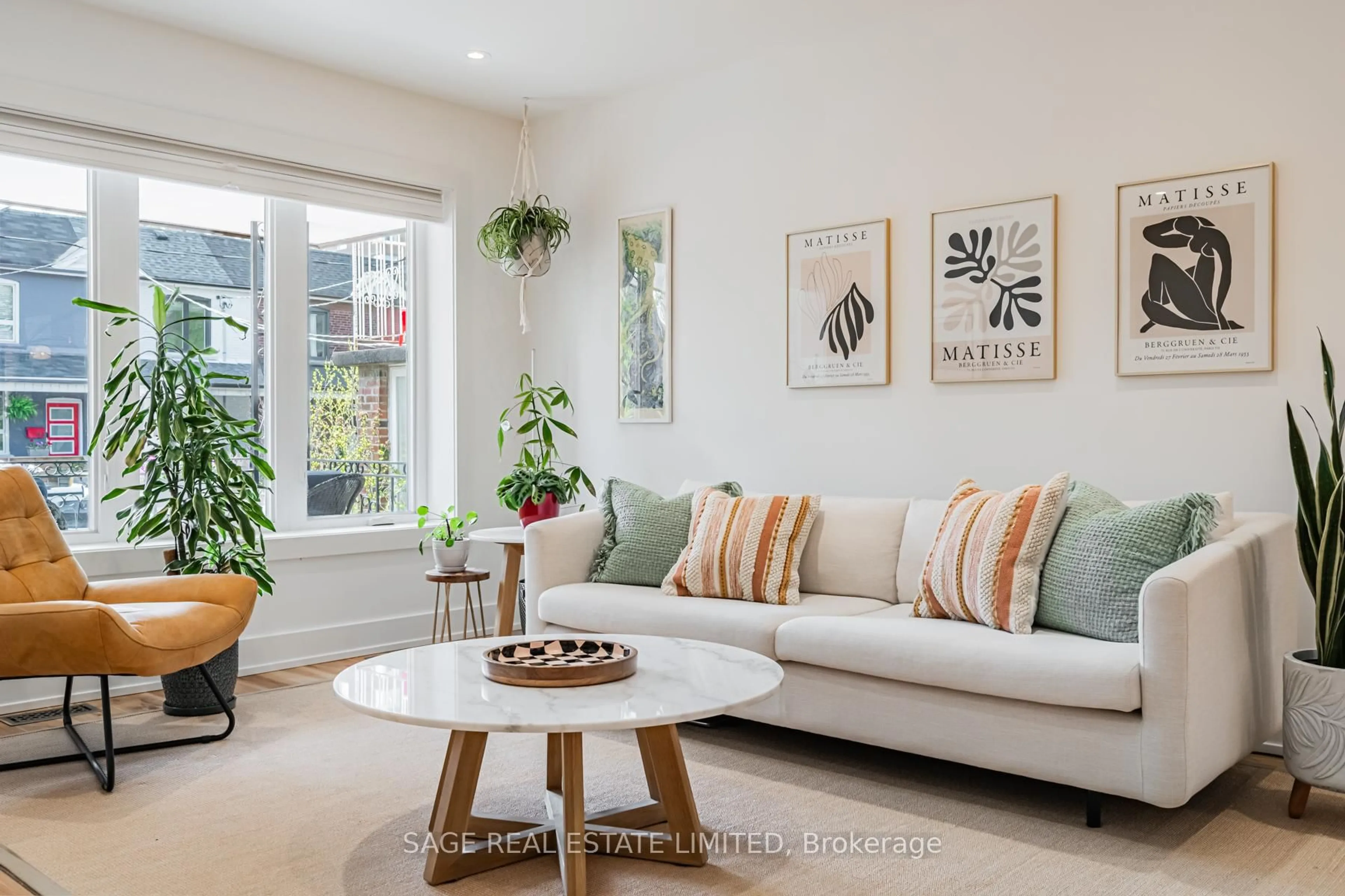 Living room with furniture, unknown for 39A Uxbridge Ave, Toronto Ontario M6N 2Y1