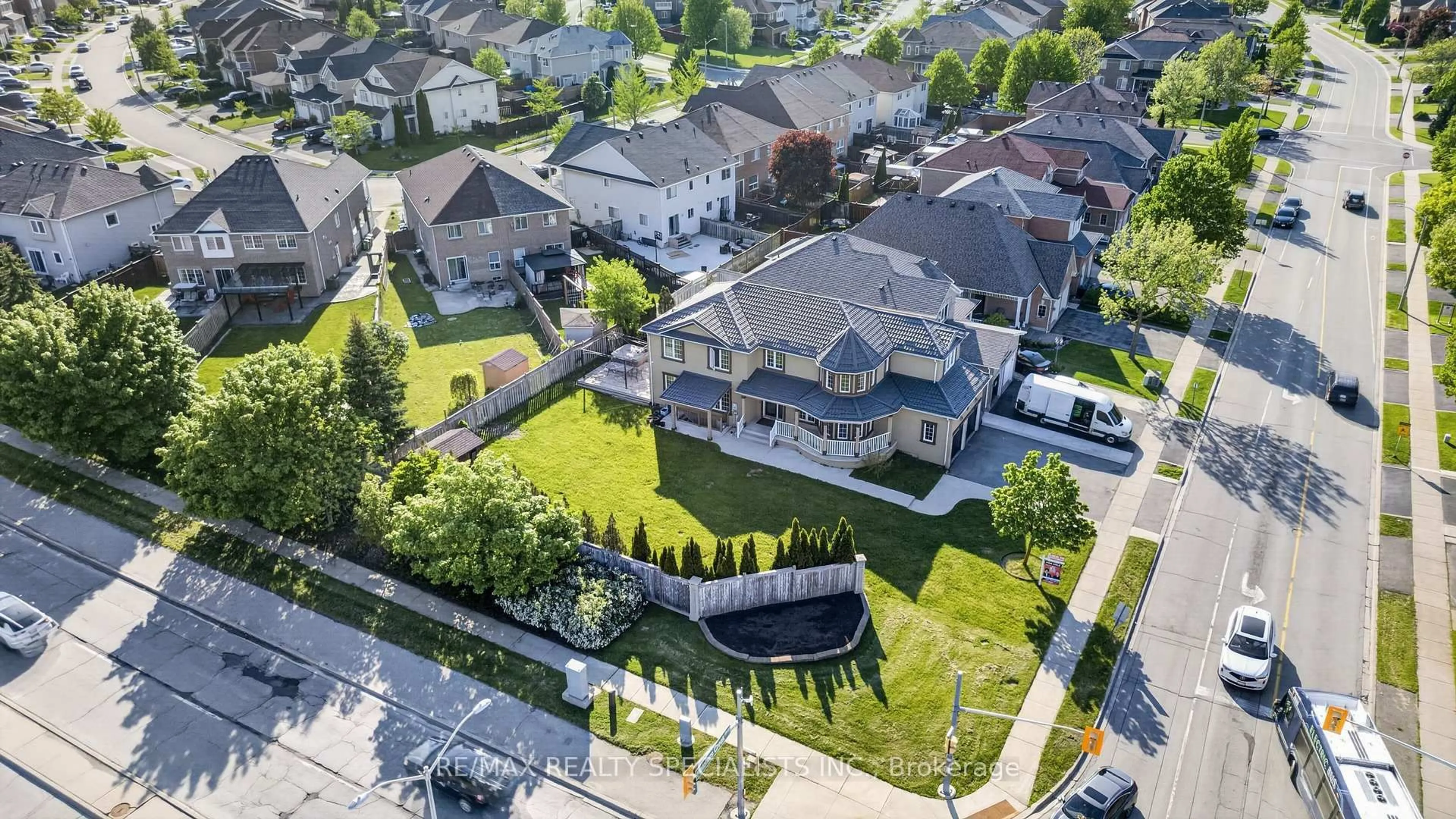 A pic from outside/outdoor area/front of a property/back of a property/a pic from drone, street for 2 Fletchers Creek Blvd, Brampton Ontario L6X 4R6