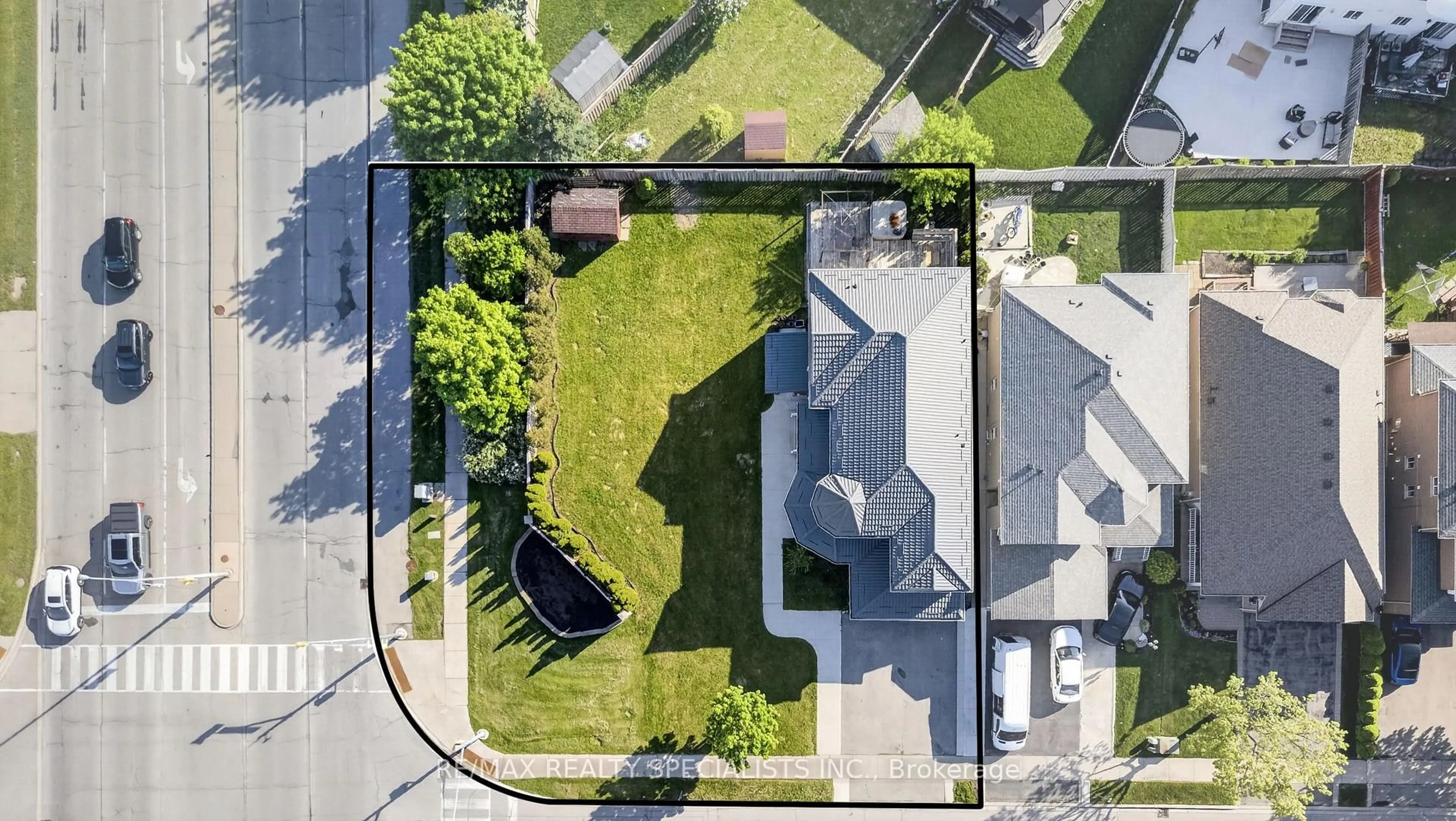 A pic from outside/outdoor area/front of a property/back of a property/a pic from drone, street for 2 Fletchers Creek Blvd, Brampton Ontario L6X 4R6