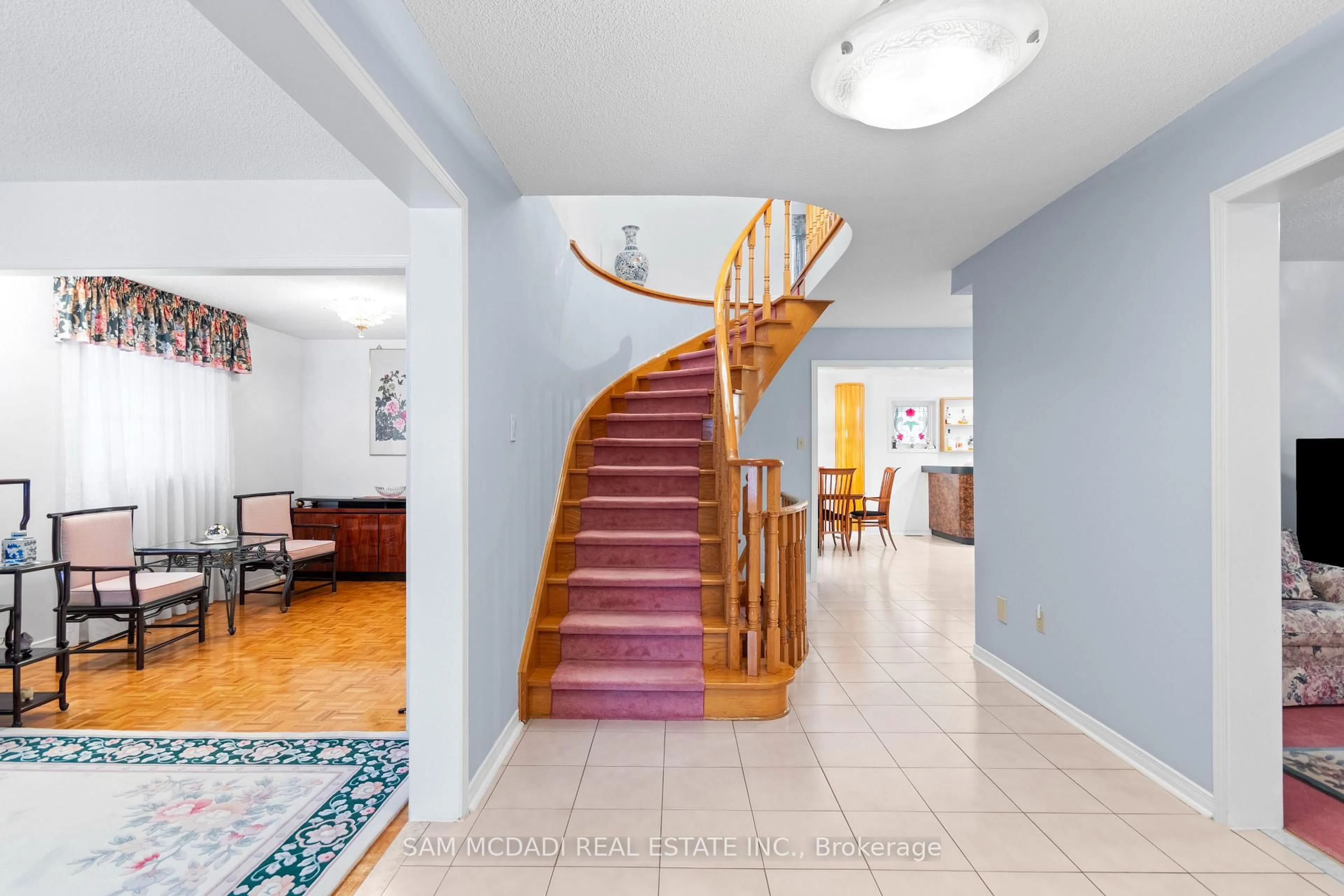 Indoor foyer for 4461 Gladebrook Cres, Mississauga Ontario L5V 1E4