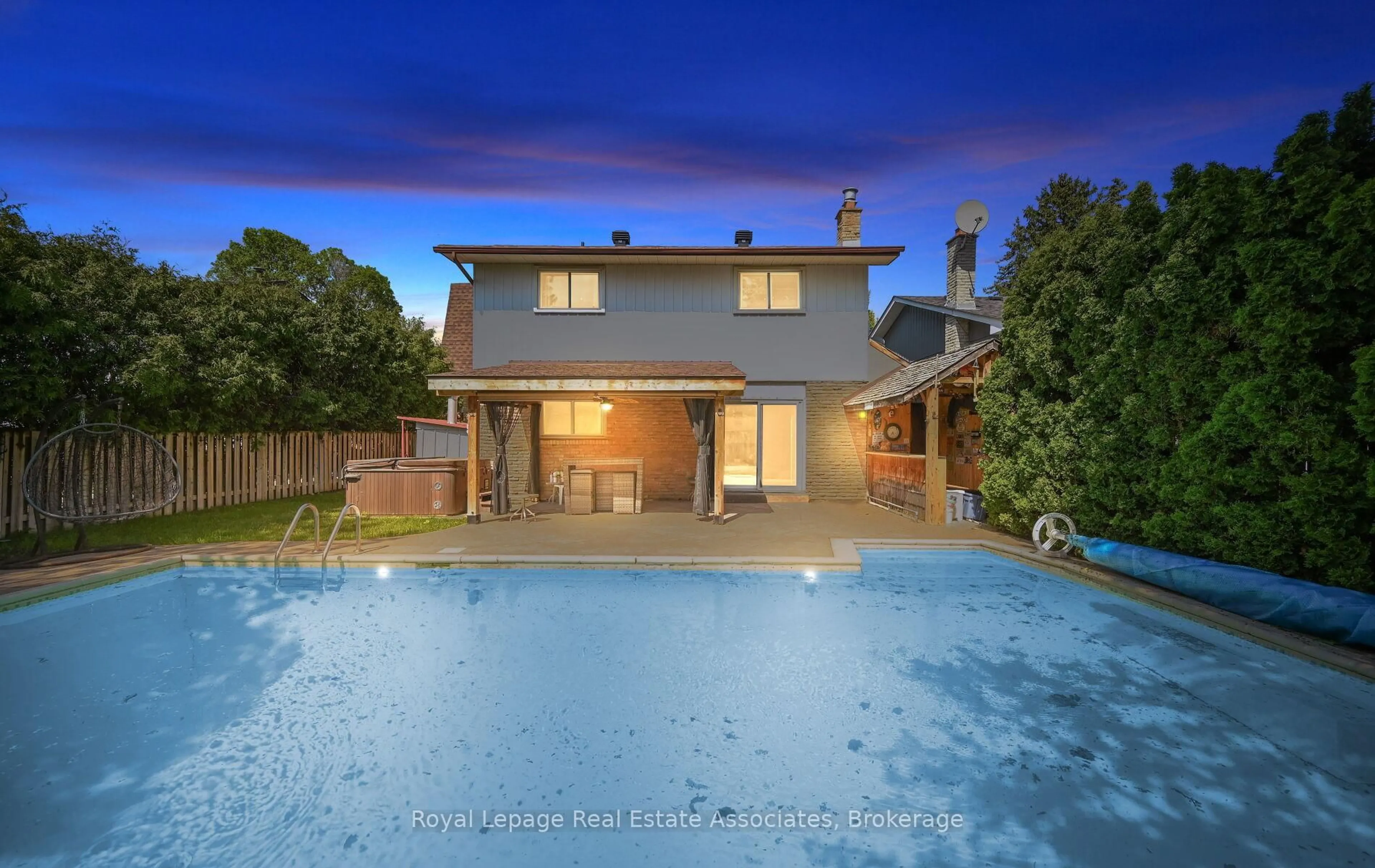 A pic from outside/outdoor area/front of a property/back of a property/a pic from drone, water/lake/river/ocean view for 10 Charing Dr, Mississauga Ontario L5N 1E9