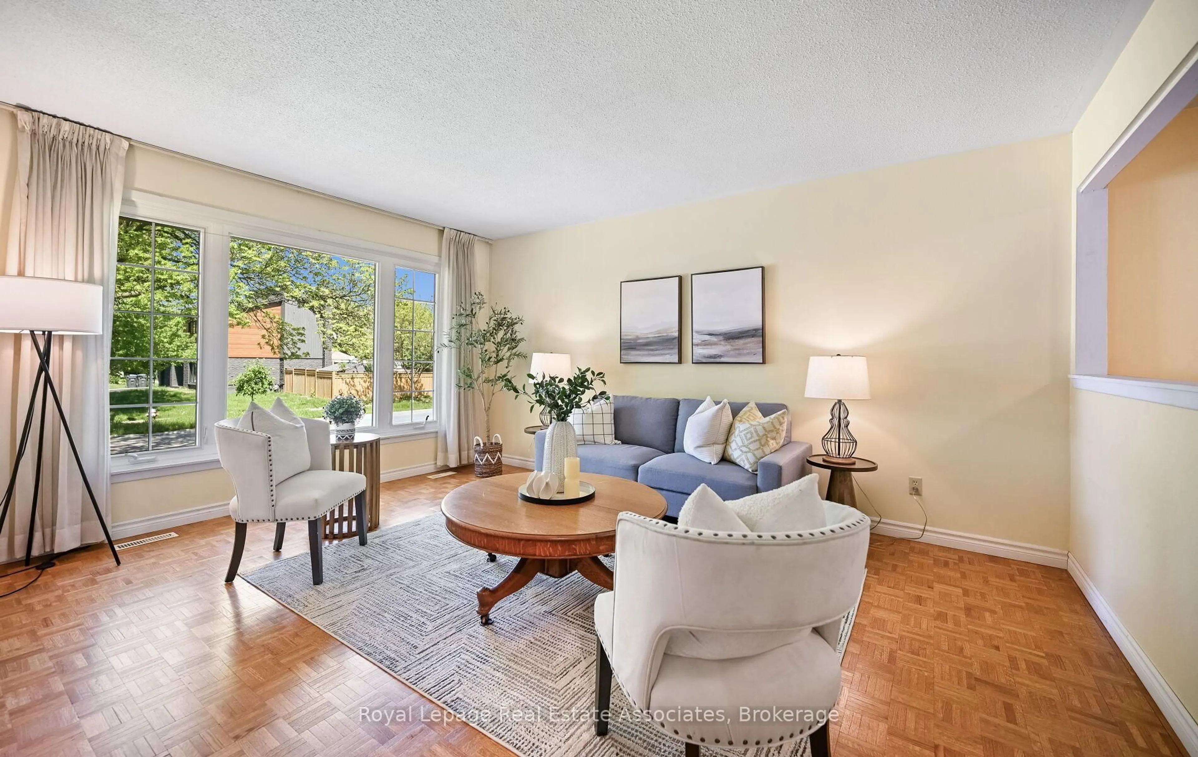 Living room with furniture, unknown for 10 Charing Dr, Mississauga Ontario L5N 1E9