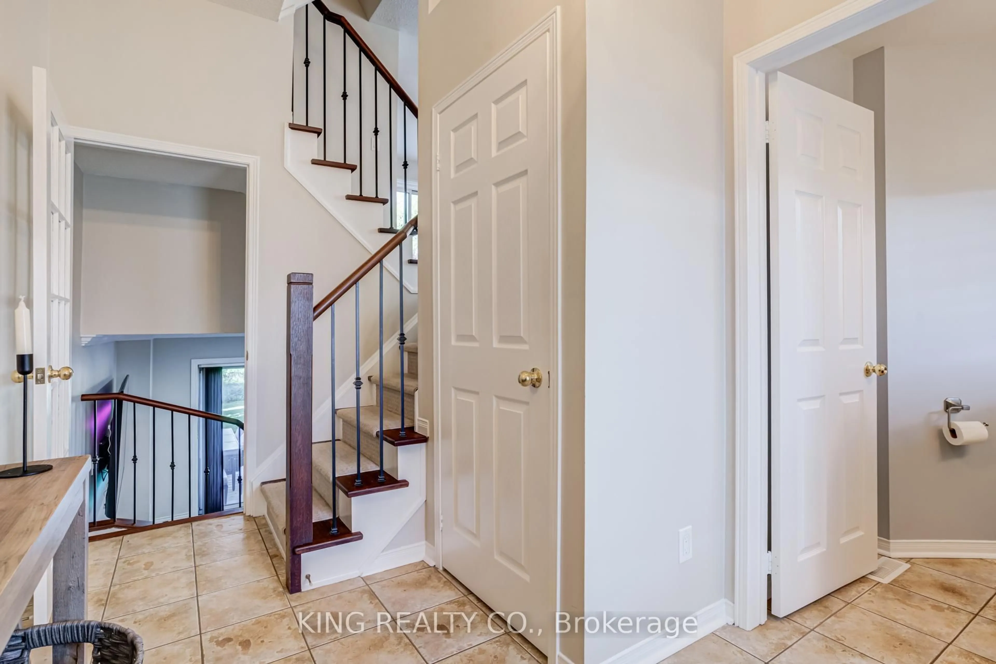 Indoor entryway for 1576 Woodhenge Way, Mississauga Ontario L5N 7S9