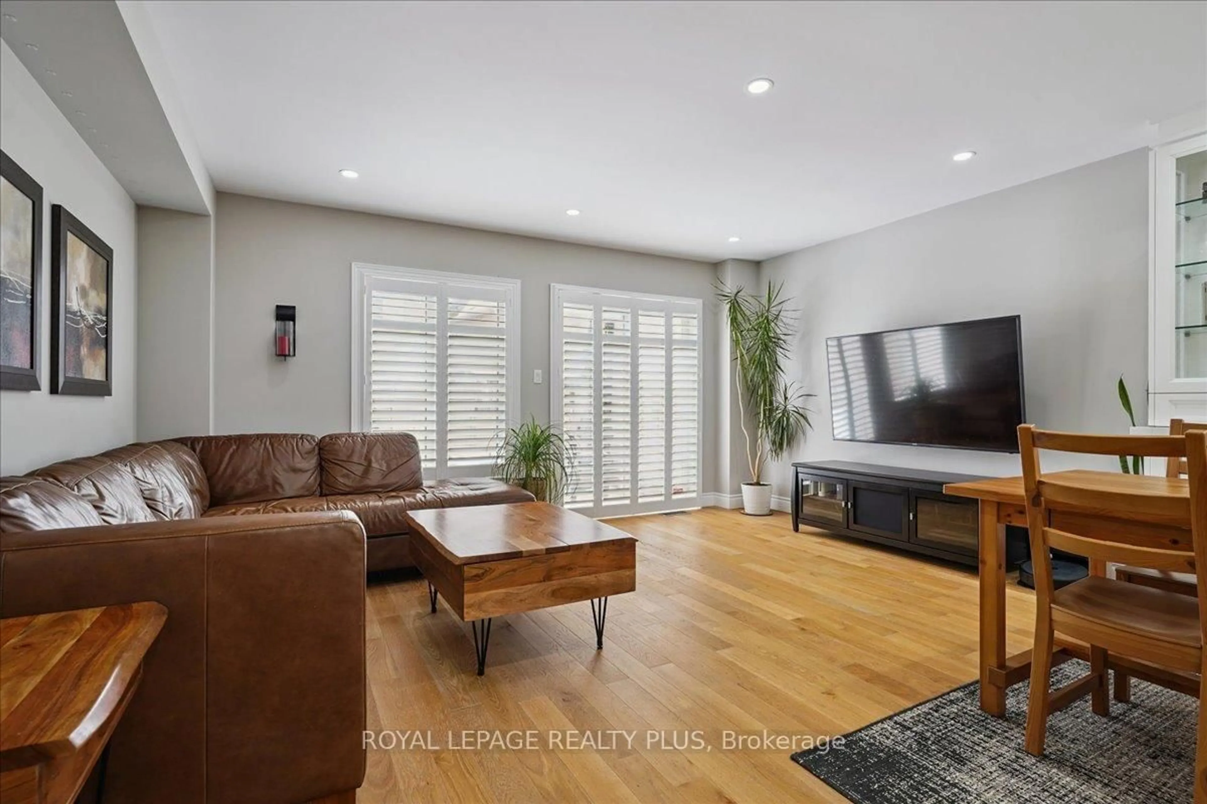 Living room with furniture, wood/laminate floor for 5300 Palmetto Pl, Mississauga Ontario L5M 0C7