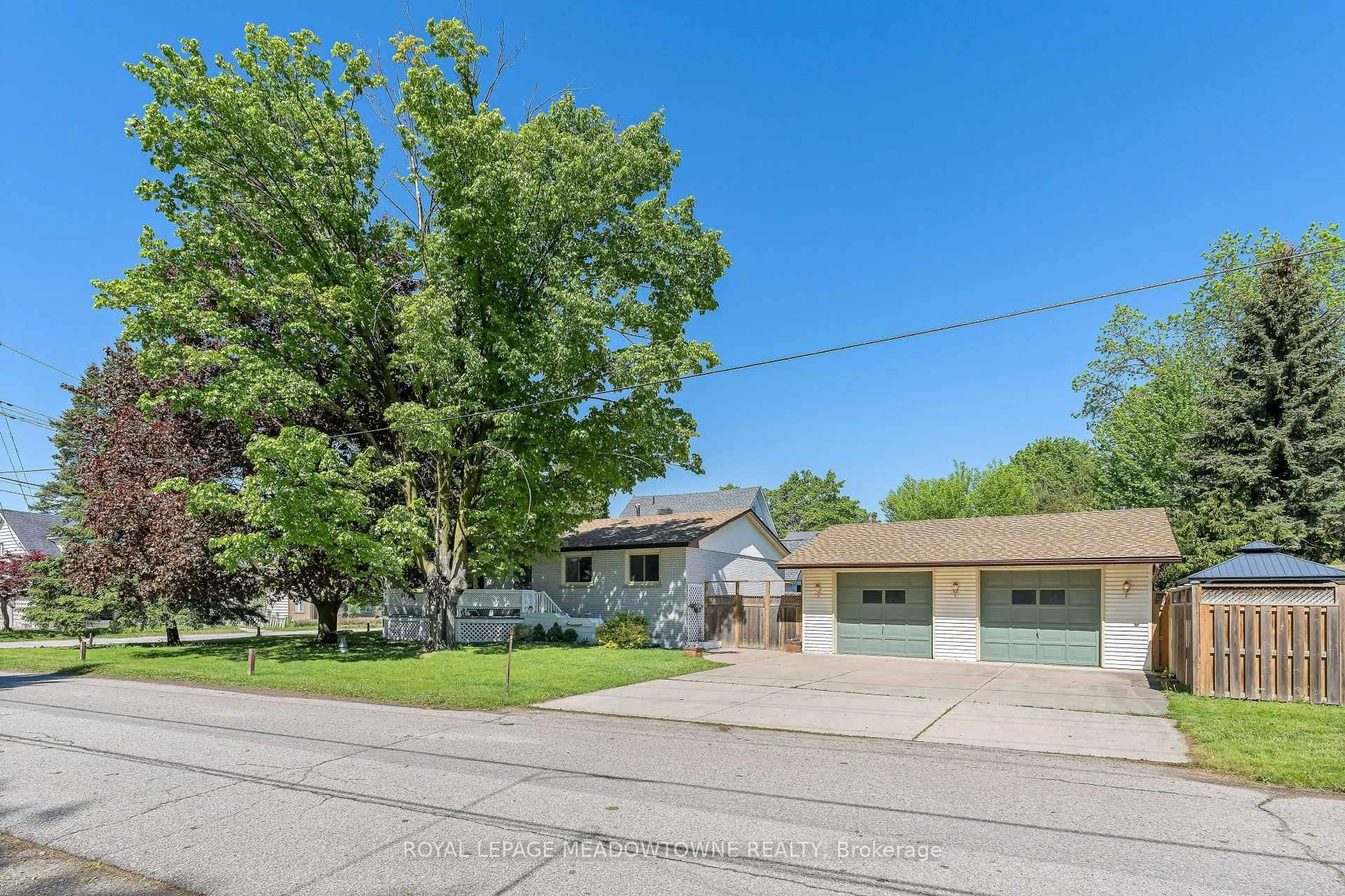 A pic from outside/outdoor area/front of a property/back of a property/a pic from drone, street for 17 College St, Halton Hills Ontario L7G 2N6