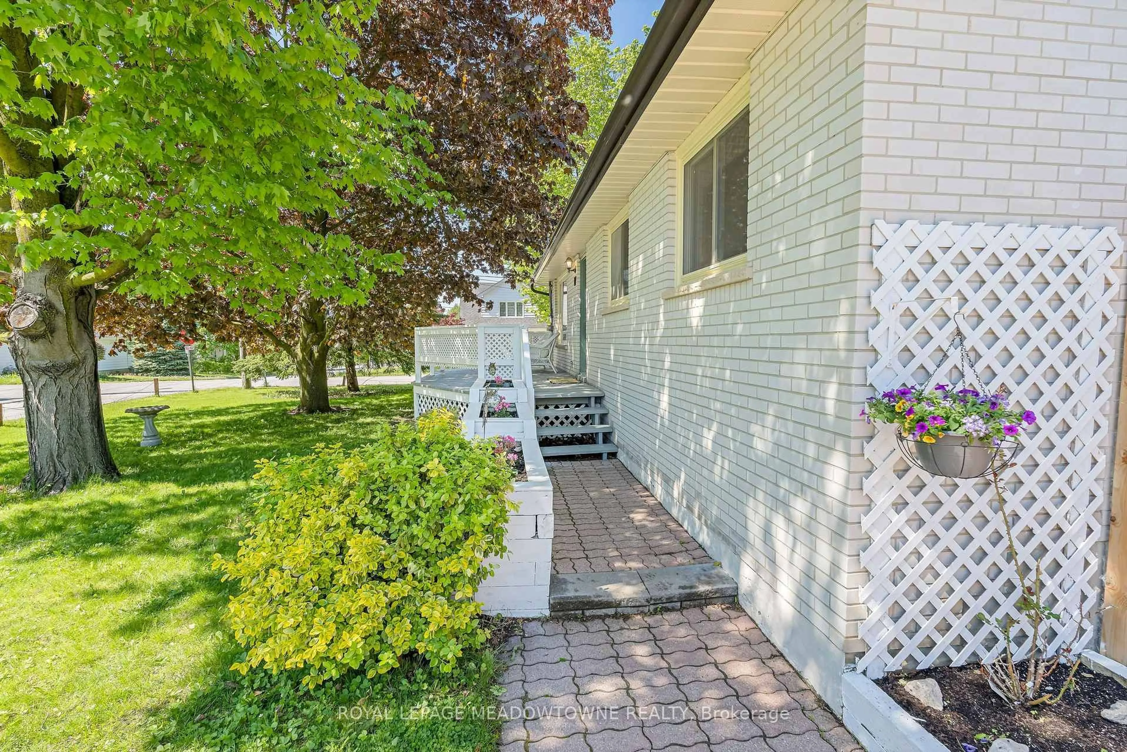 Patio, street for 17 College St, Halton Hills Ontario L7G 2N6