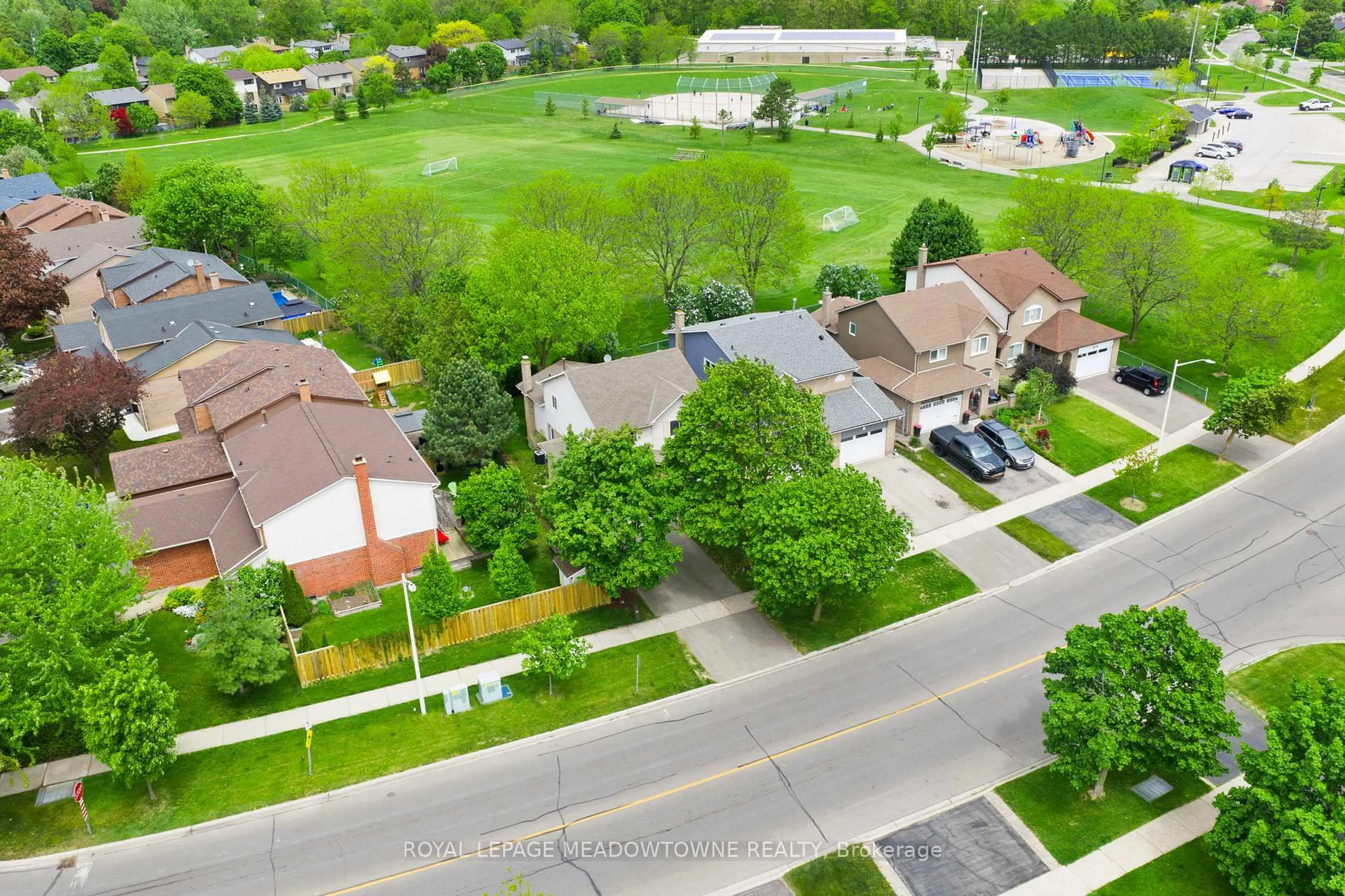 A pic from outside/outdoor area/front of a property/back of a property/a pic from drone, street for 105 Laurier Ave, Milton Ontario L9T 4X4