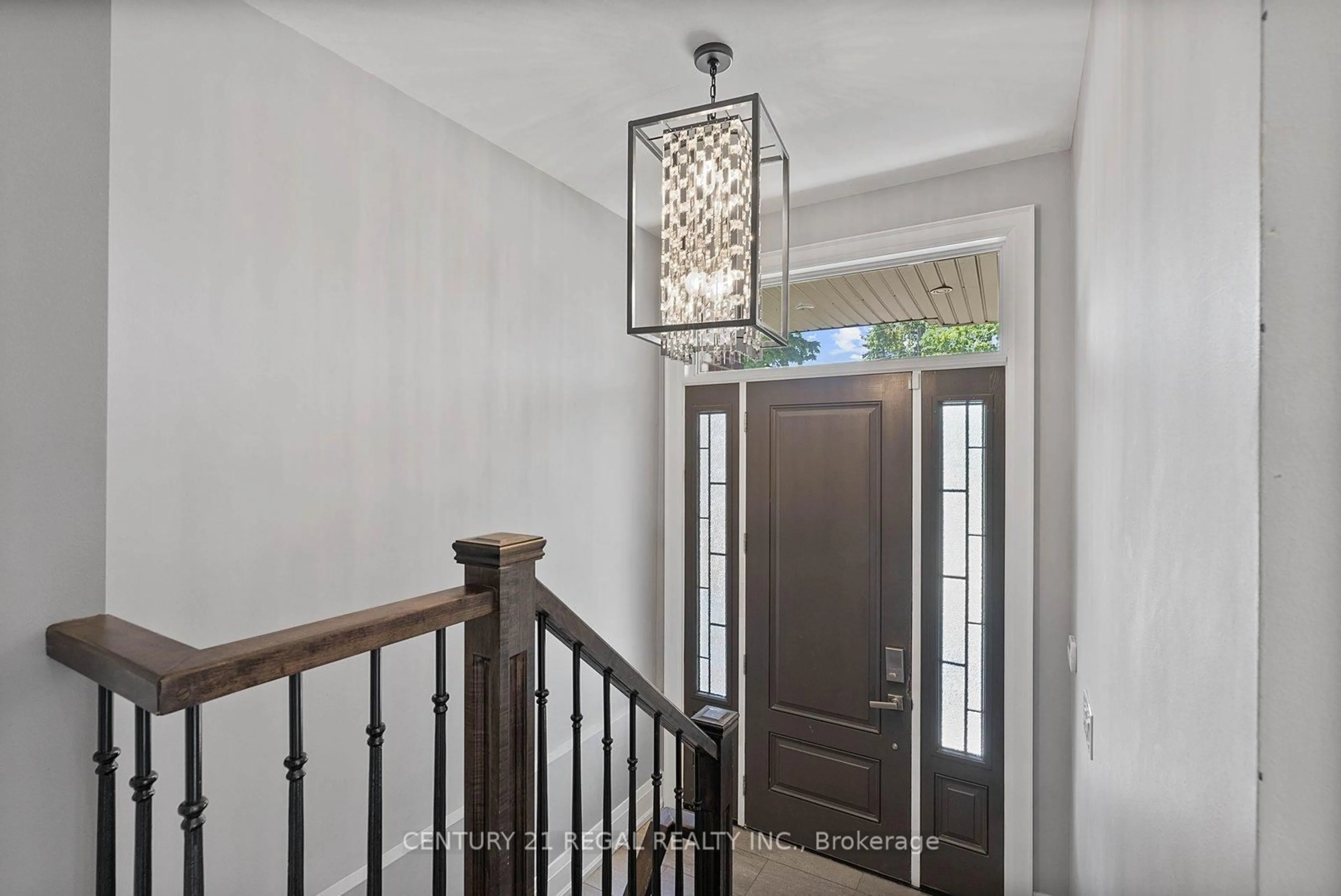 Indoor entryway for 18 Rowse Cres, Toronto Ontario M9P 3L5