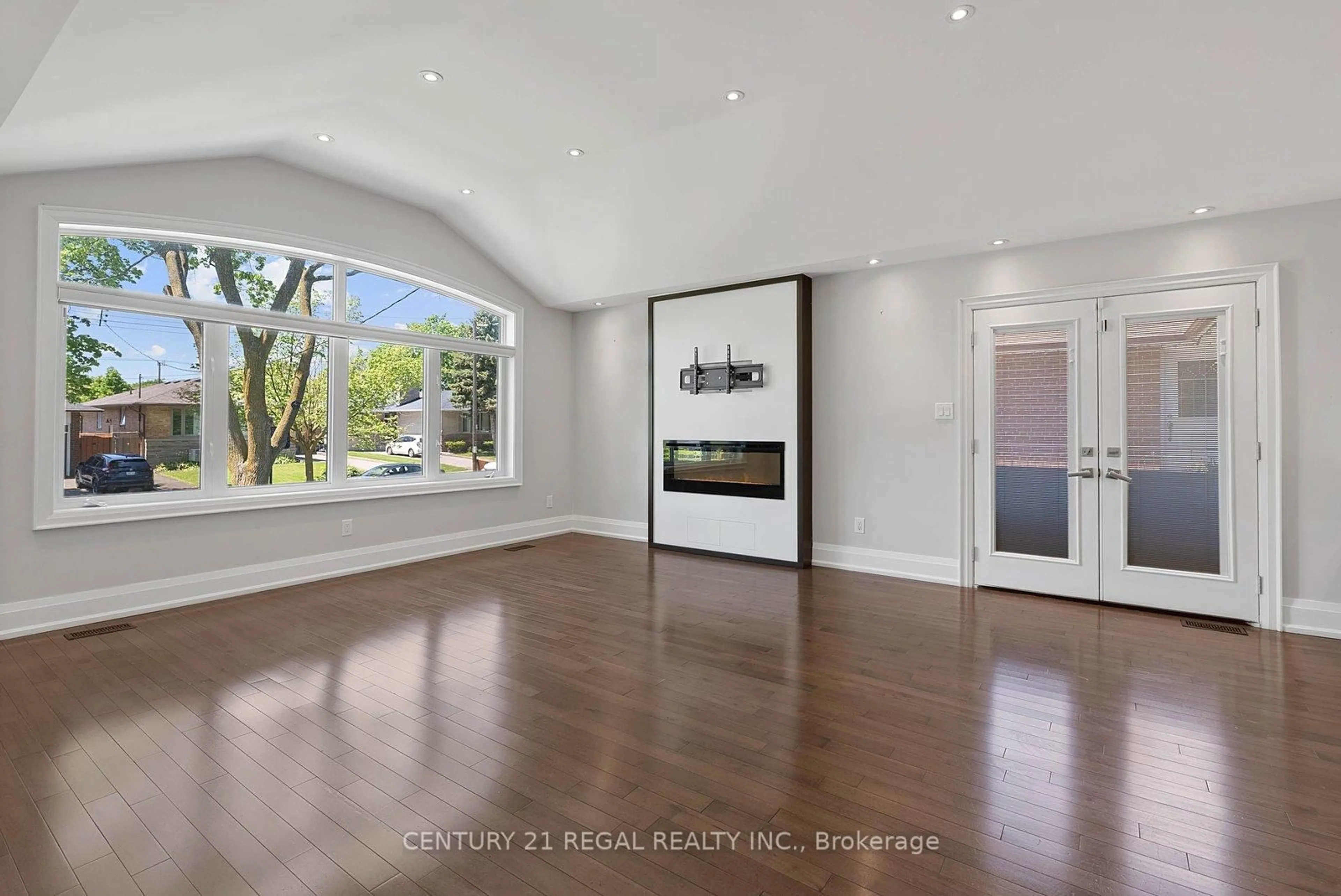 Indoor entryway for 18 Rowse Cres, Toronto Ontario M9P 3L5